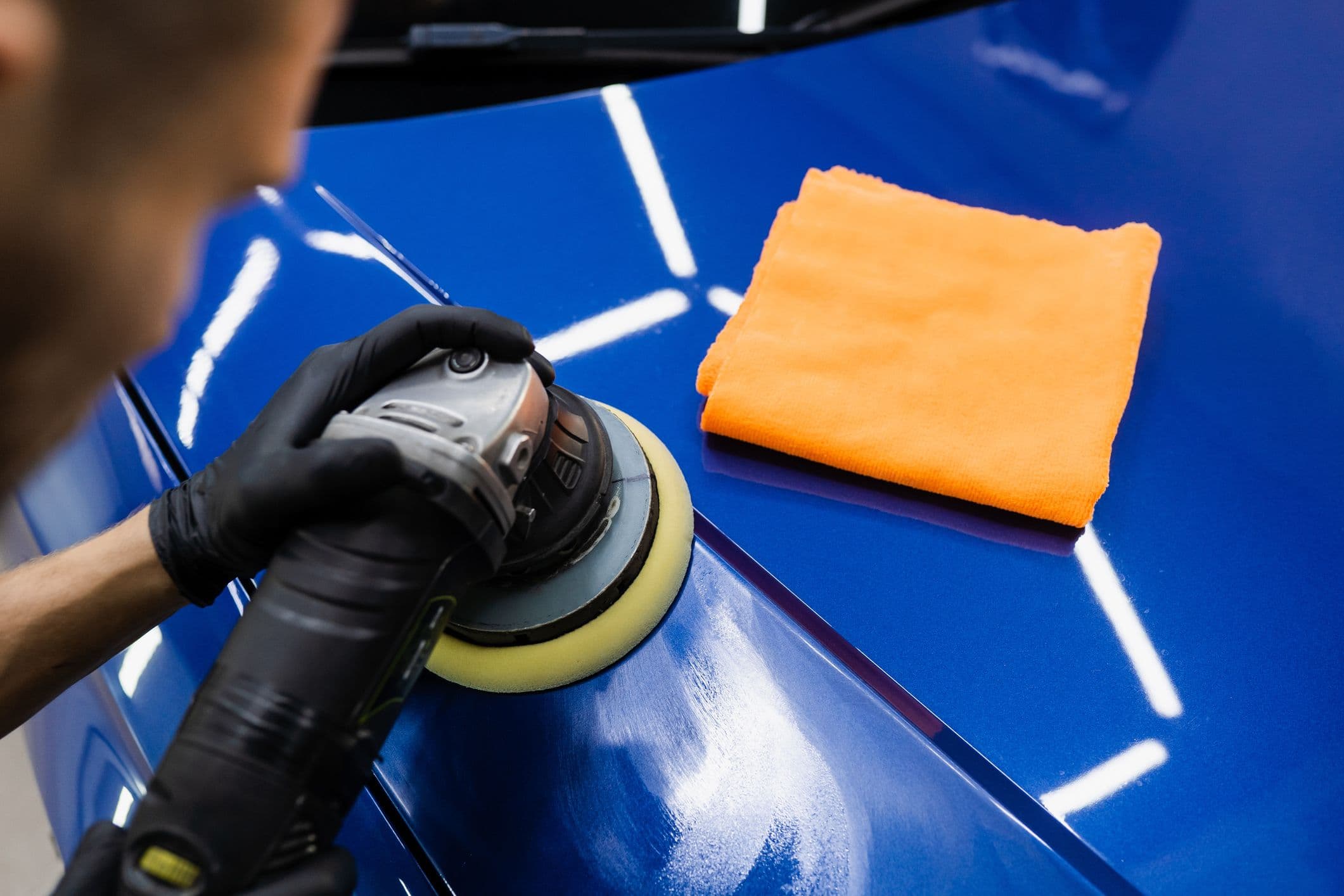 Un polissage avec une polisseuse et un chiffon microfibre.