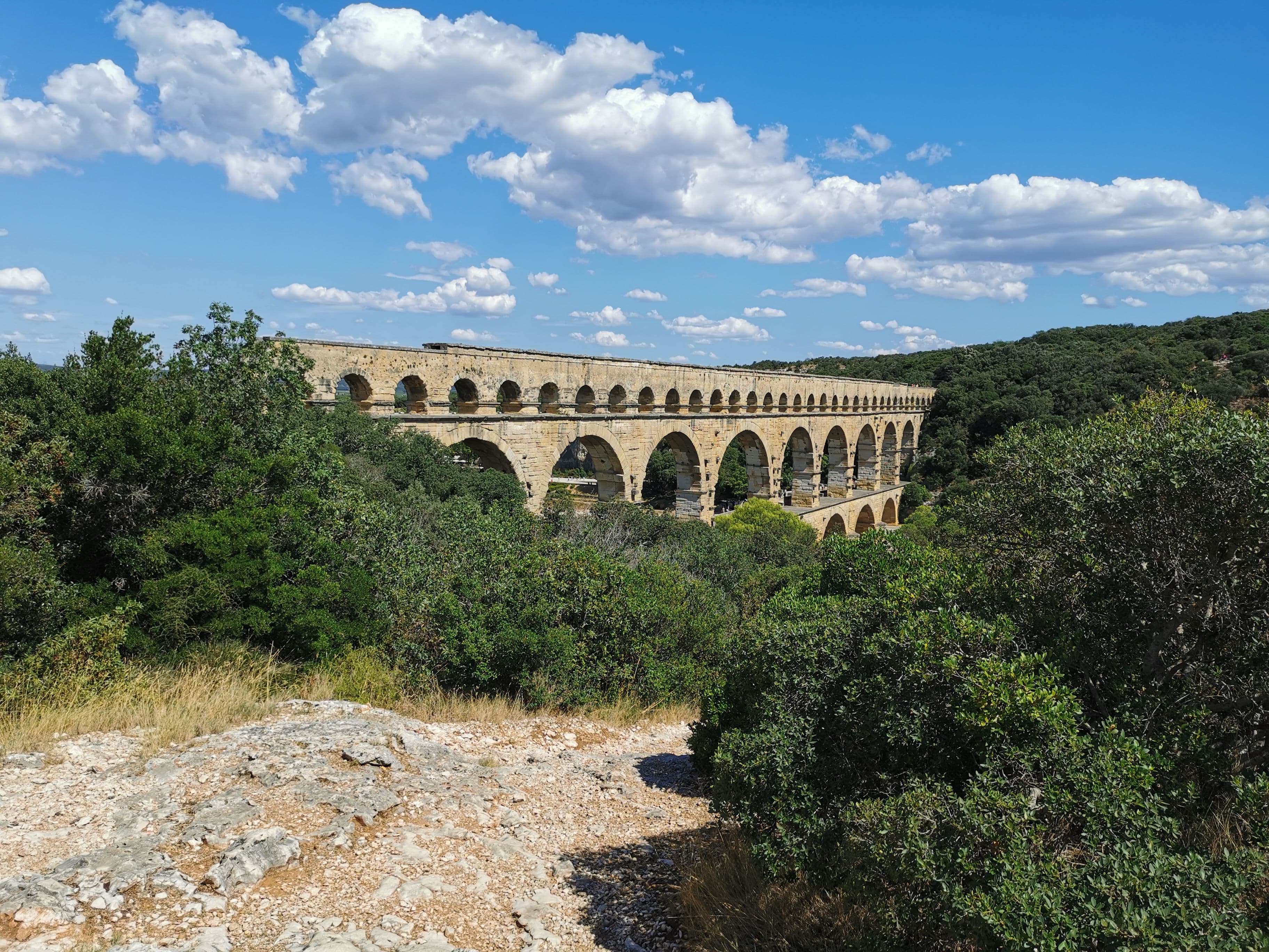 N'hésitez pas à vous promener sur les différents sentiers qui offrent des points de vue sur le mythique aqueduc. ©Roole