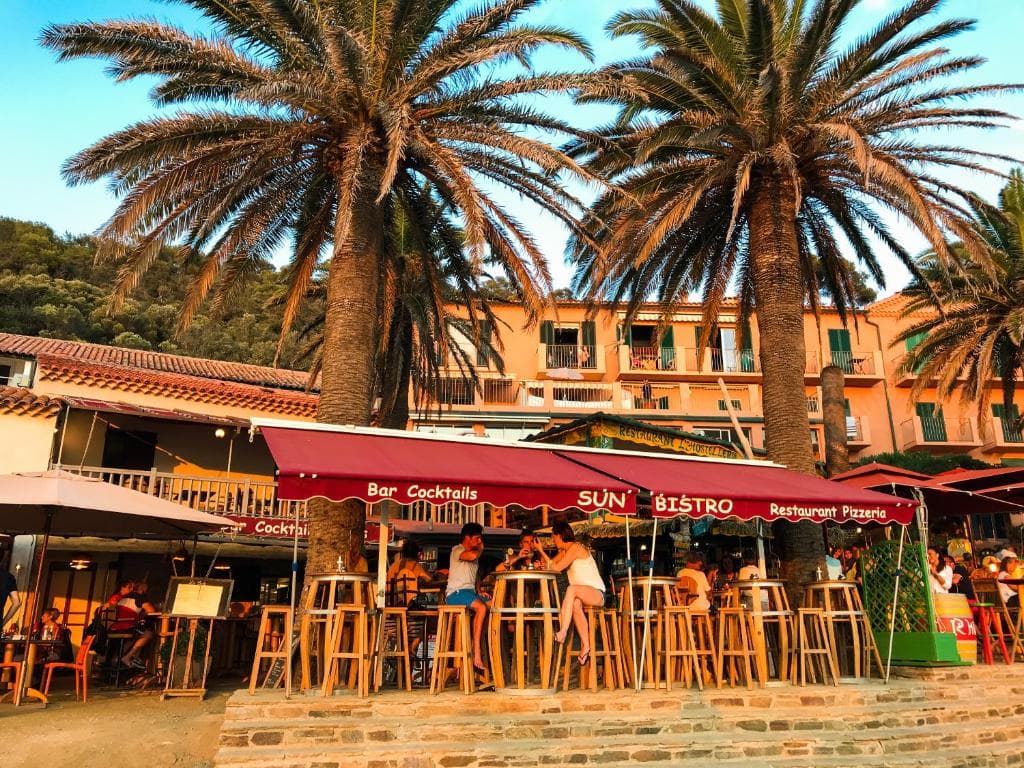Les pieds dans le sable au Sun Bistrot. ©le restaurant