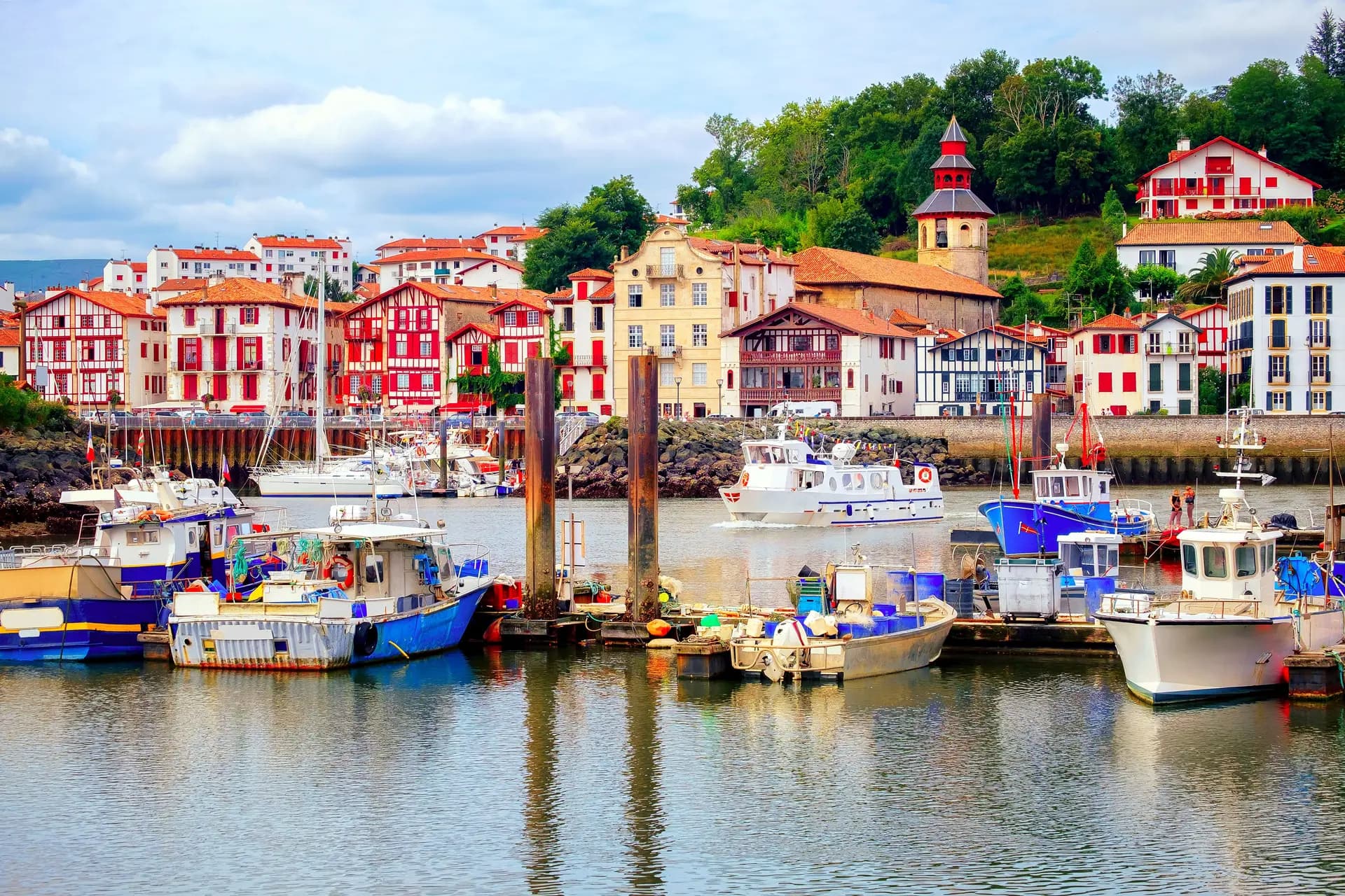 Découvrir le charmant port de Saint-Jean-de-Luz. ©Xantana