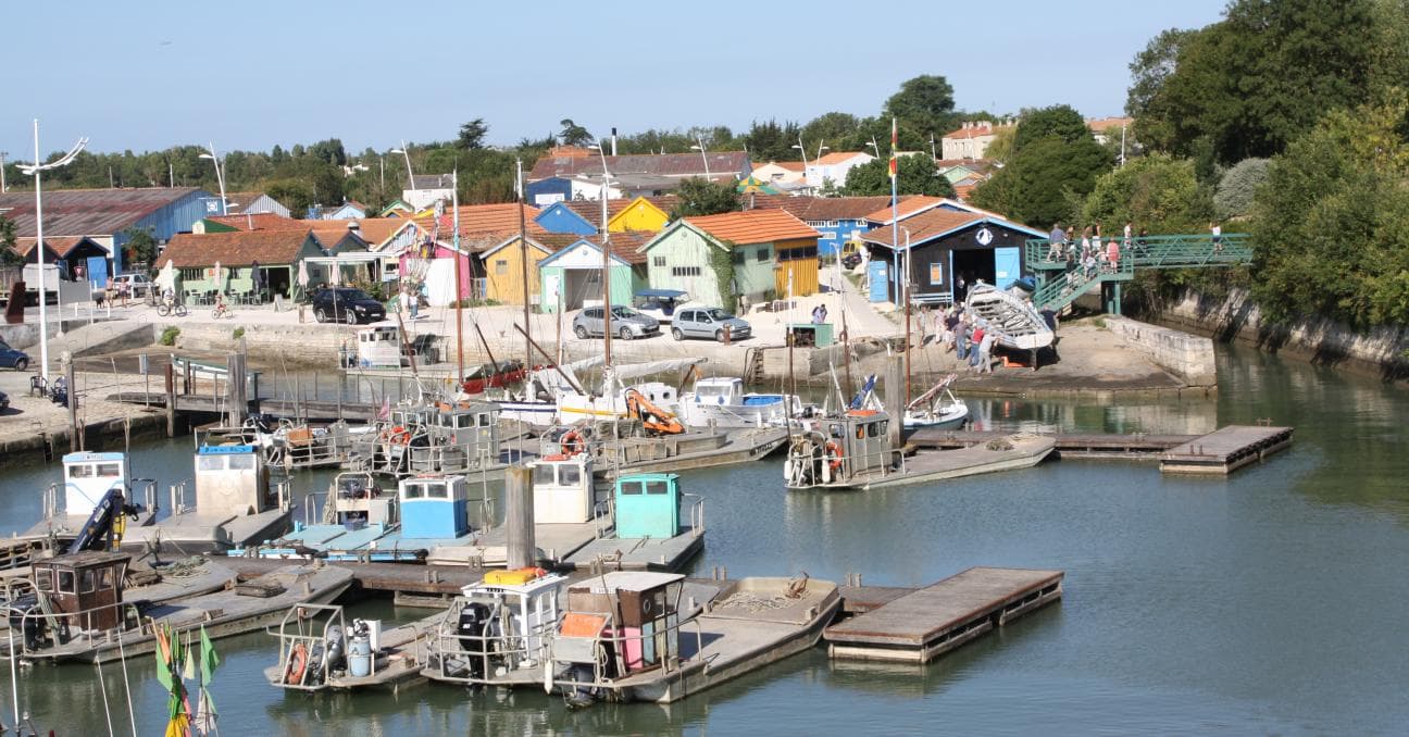 Bateaux de pêche et cabanes ostréicoles du port du Château d'Oléron. ©OT Oléron