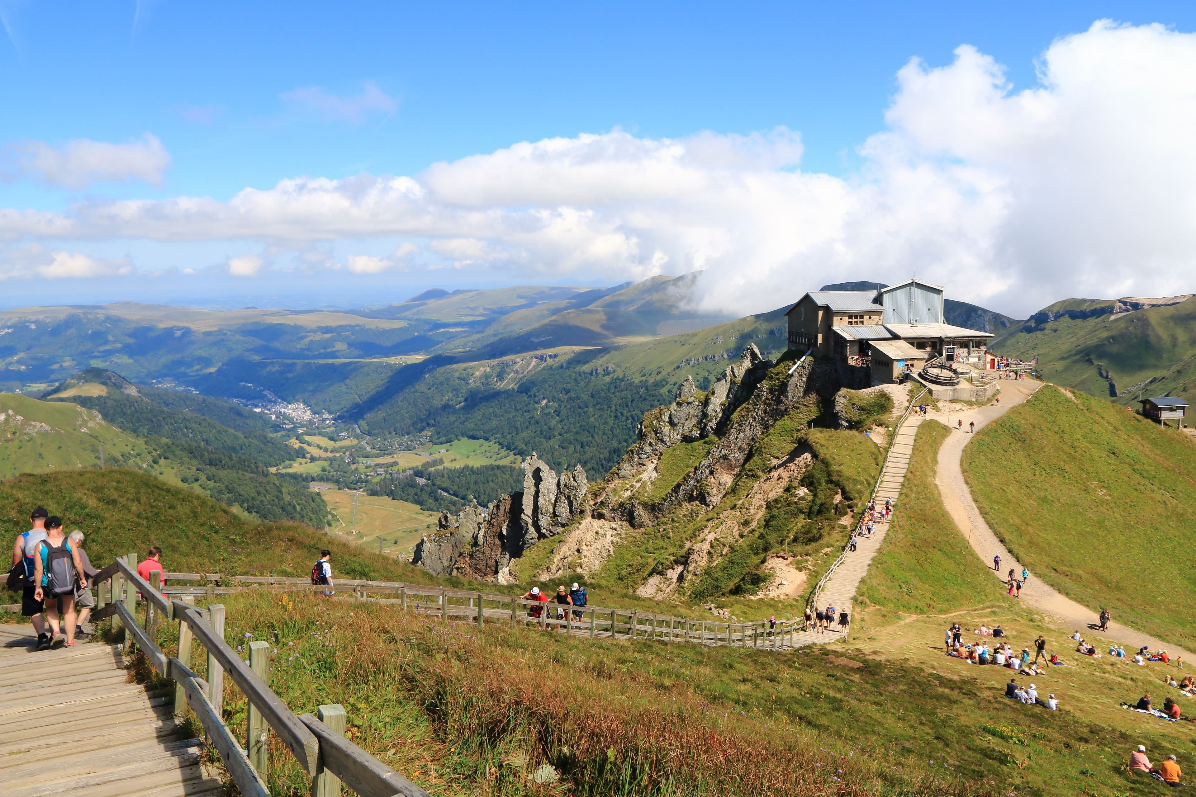 Une photo d'une randonnée au puy de Sancy en Auvergne pour mettre en avant notre quiz sur cette région de France