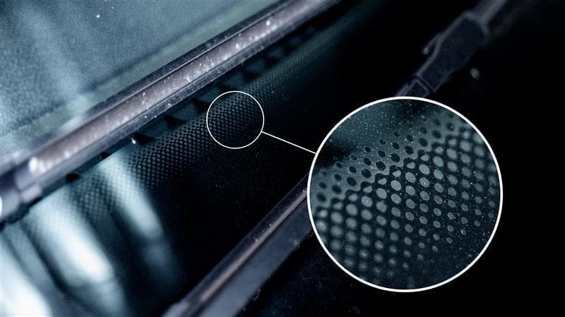 Zoom sur les petits points noirs sur le pare-brise d'une voiture.