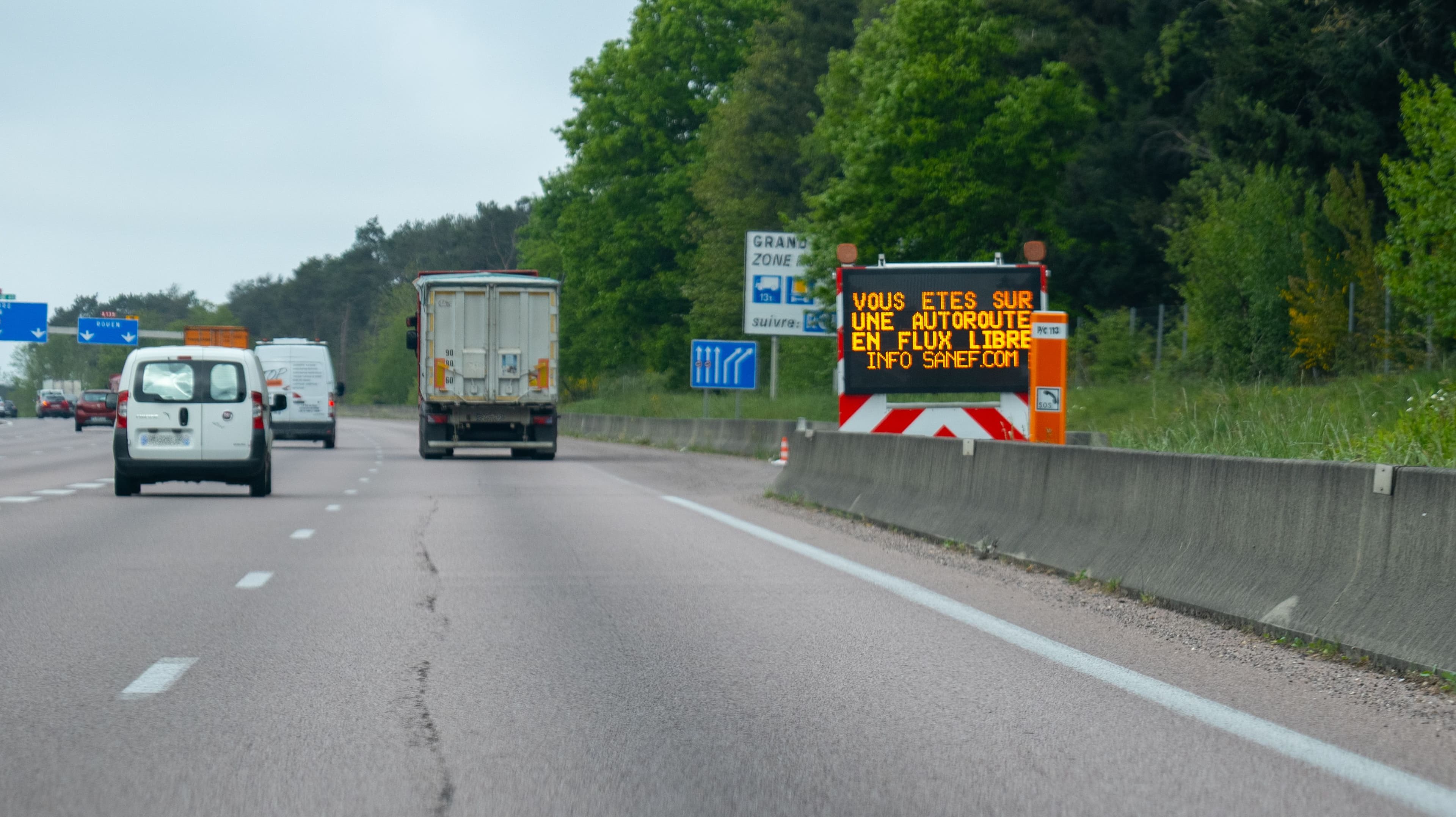 Panneau annonçant le flux libre sur l'A13.