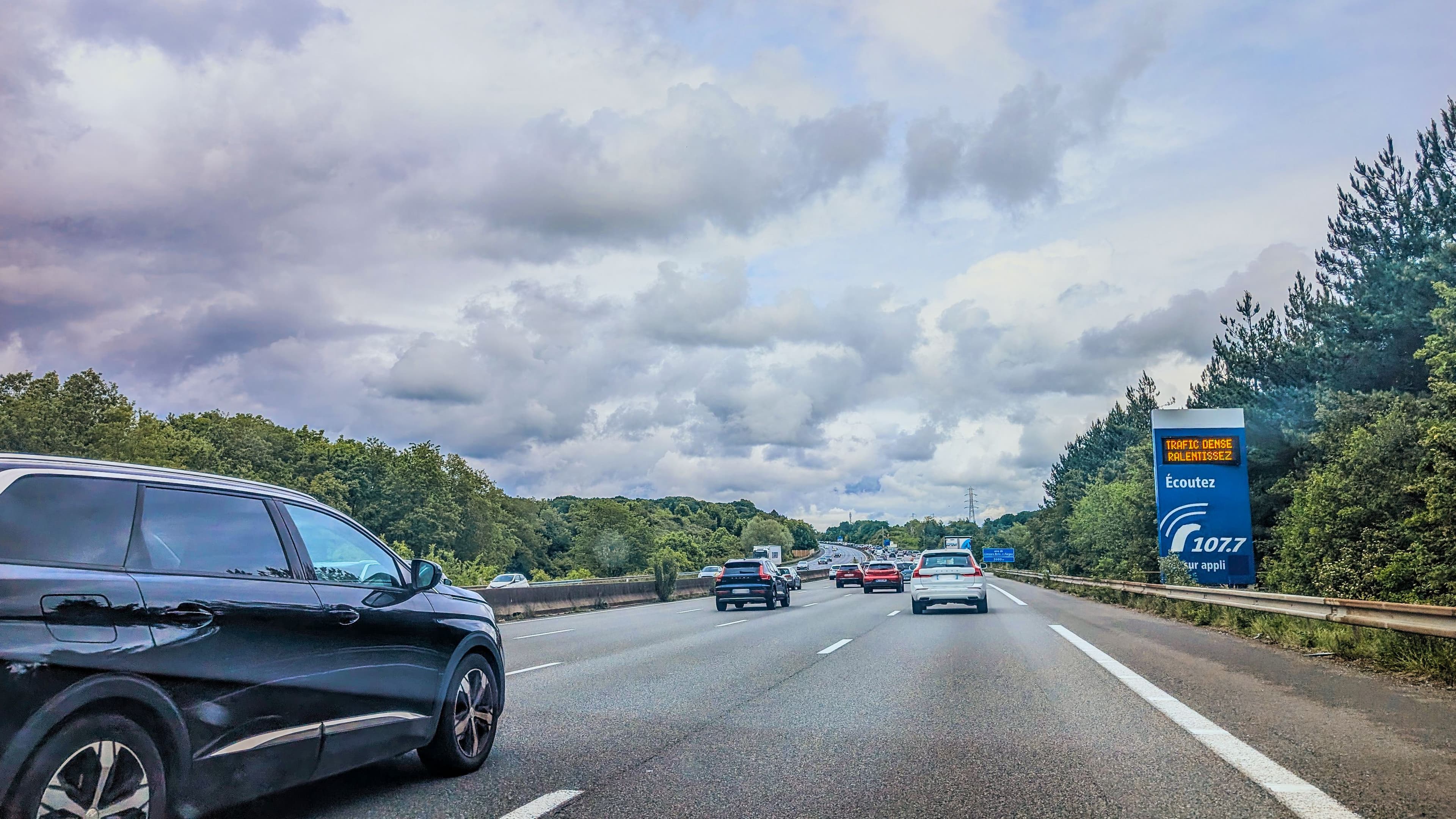 Un trafic dense sur autoroute photographié depuis l'intérieur d'une voiture