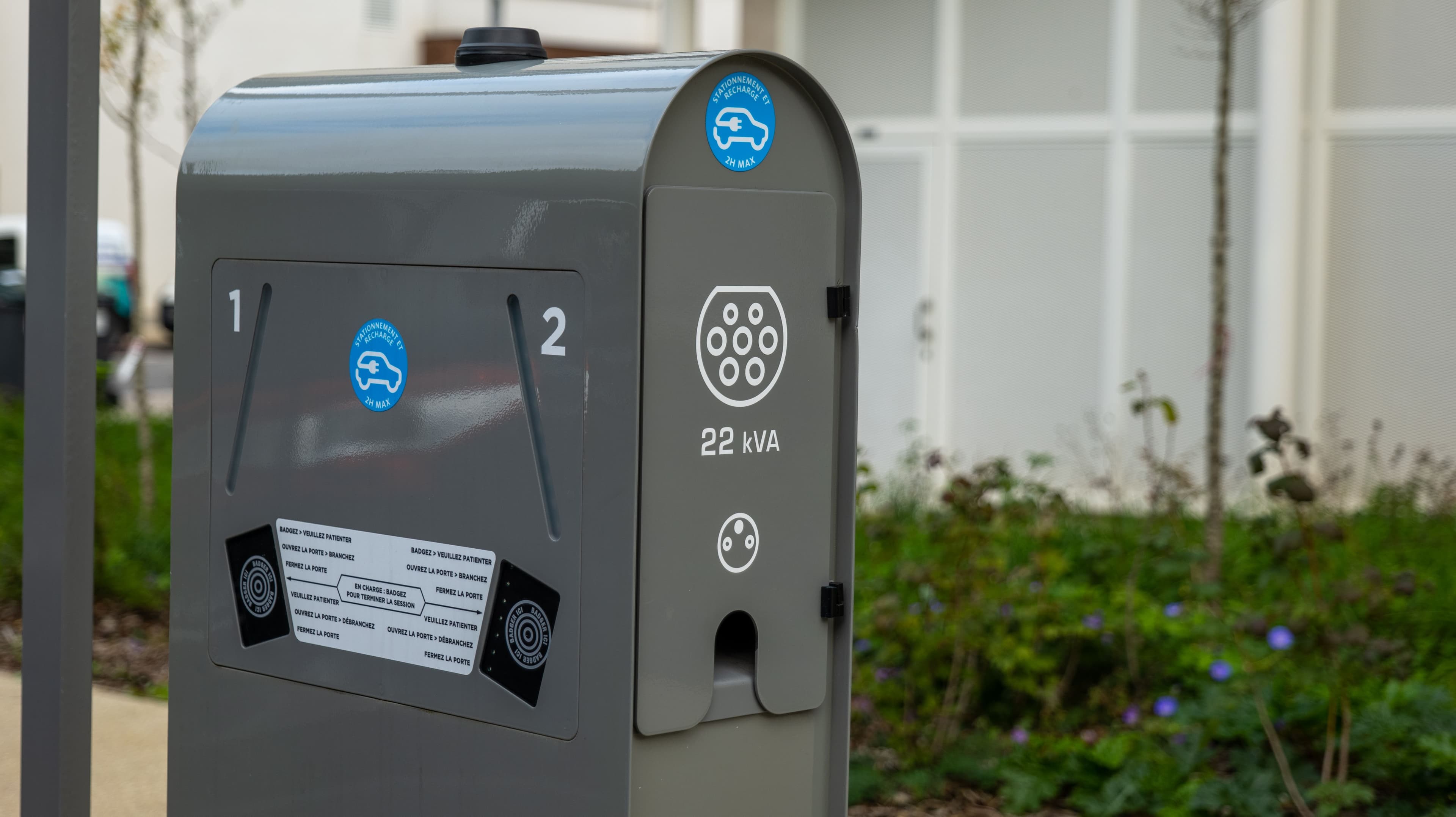 Une borne de recharge électrique publique, proposant une puissance de recharge de 22 kW