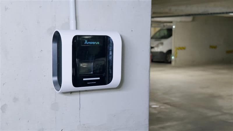 Une borne de recharge installée dans un parking souterrain