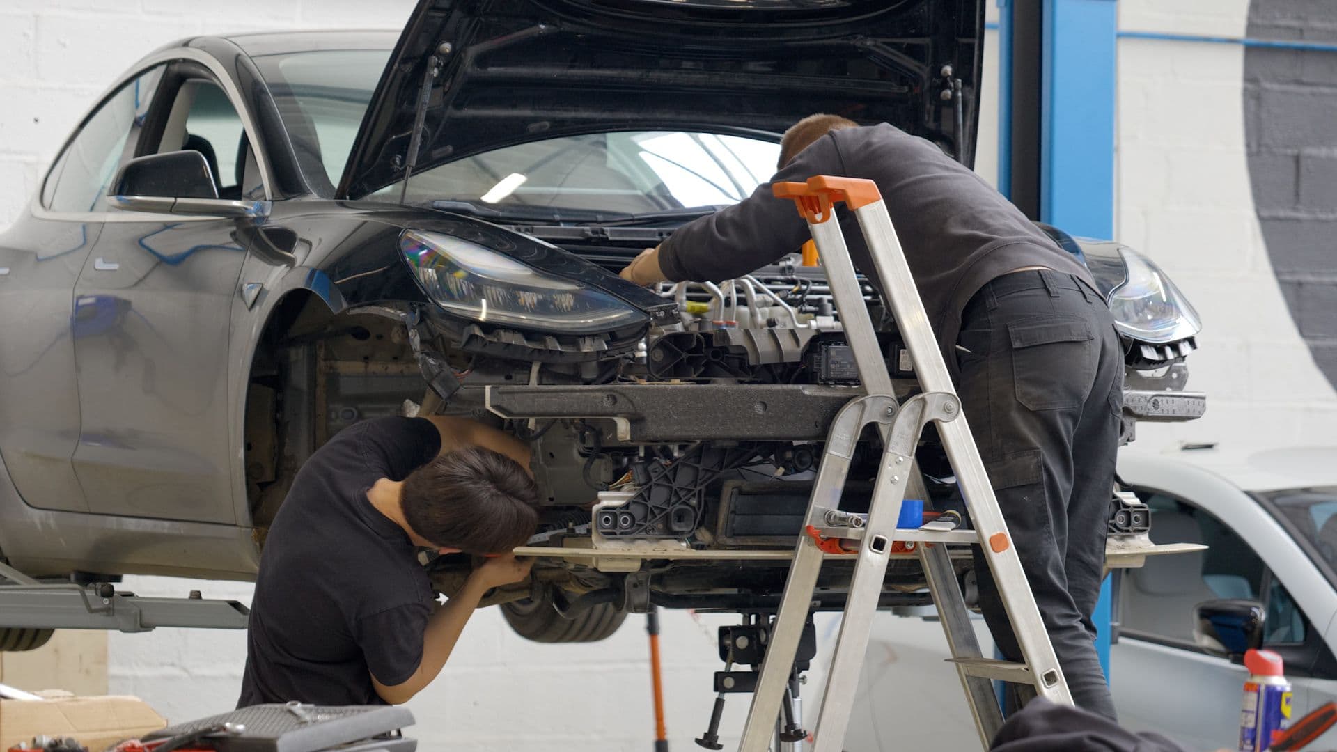 Une tesla en train d'être réparée dans le garage Revolte à Nantes