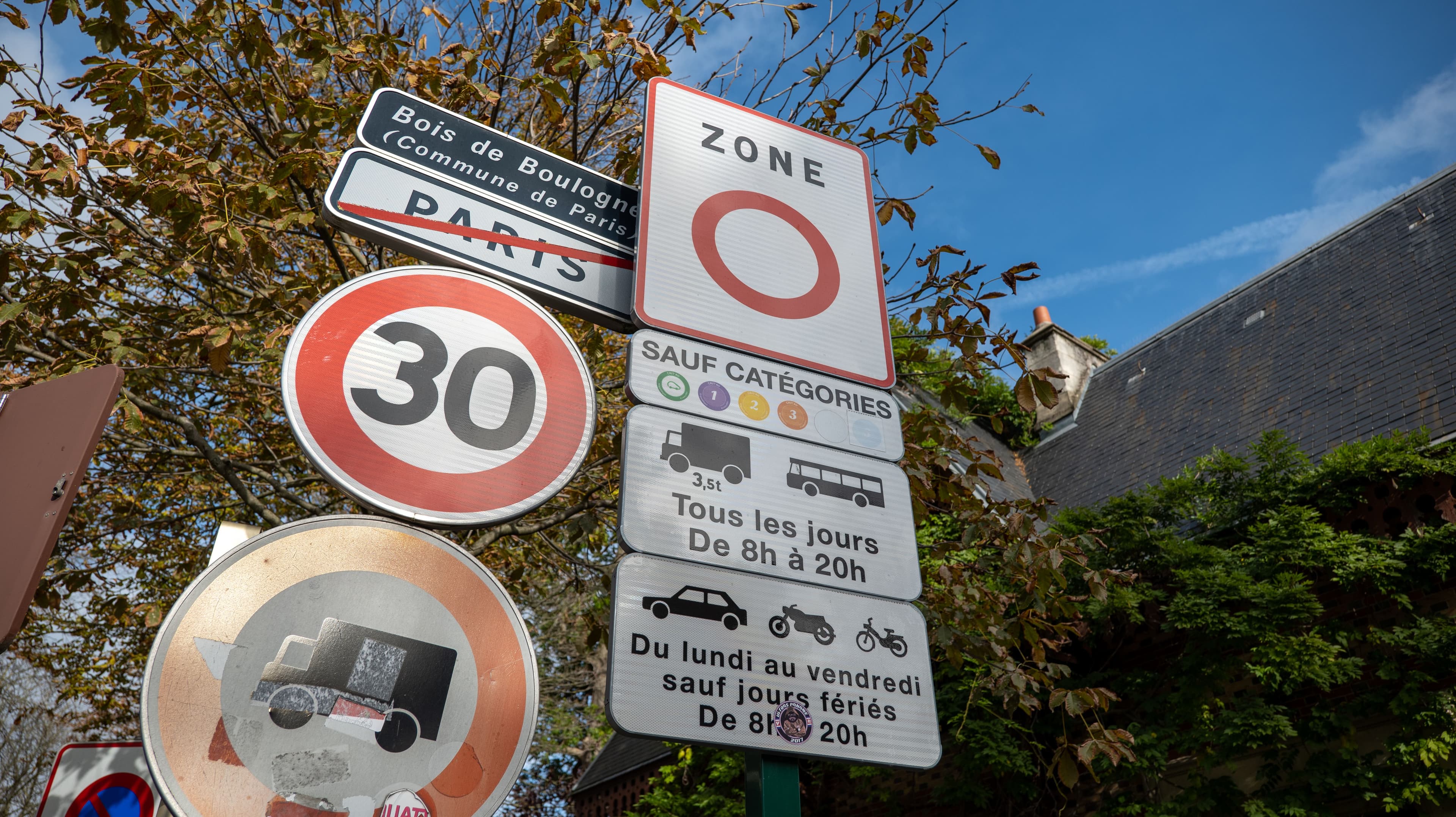 Panneaux d'entrée dans une zone à faibles émissions à Boulogne.