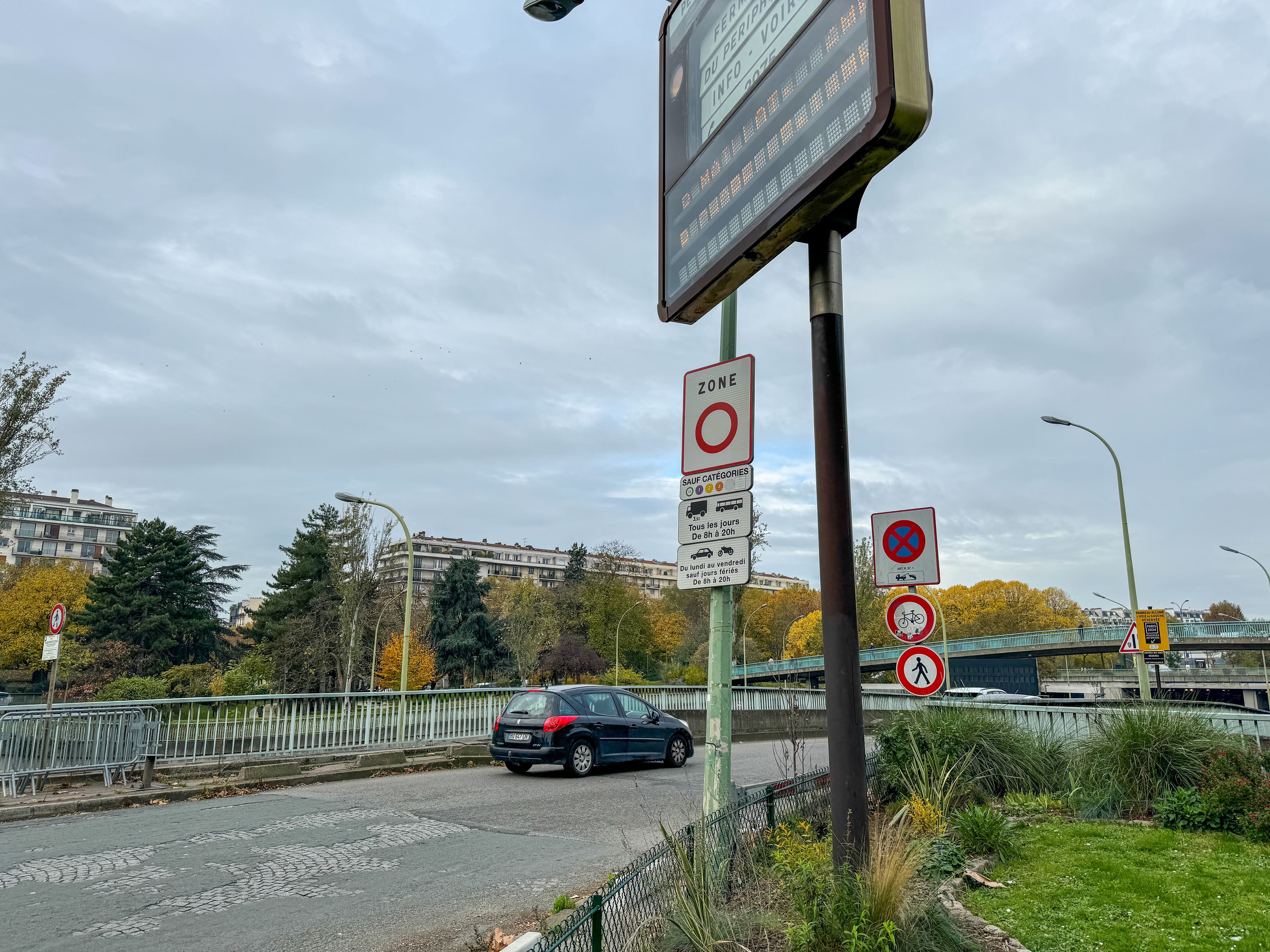 un panneau d'entrée dans une ZFE sur le périphérique parisien à Porte de Saint Cloud