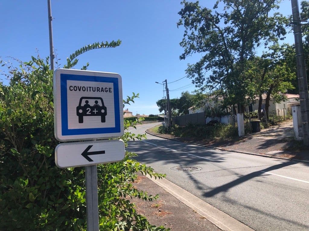 Panneau de covoiturage avec flèche vers la gauche au bord de route