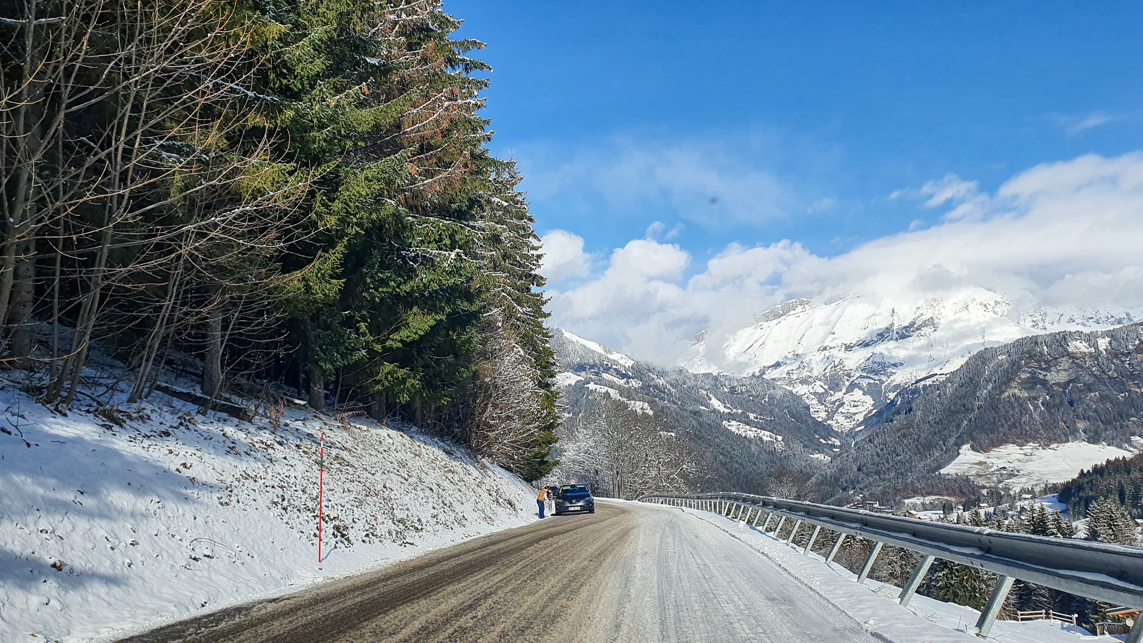 Voiture bloquée par la neige en montagne