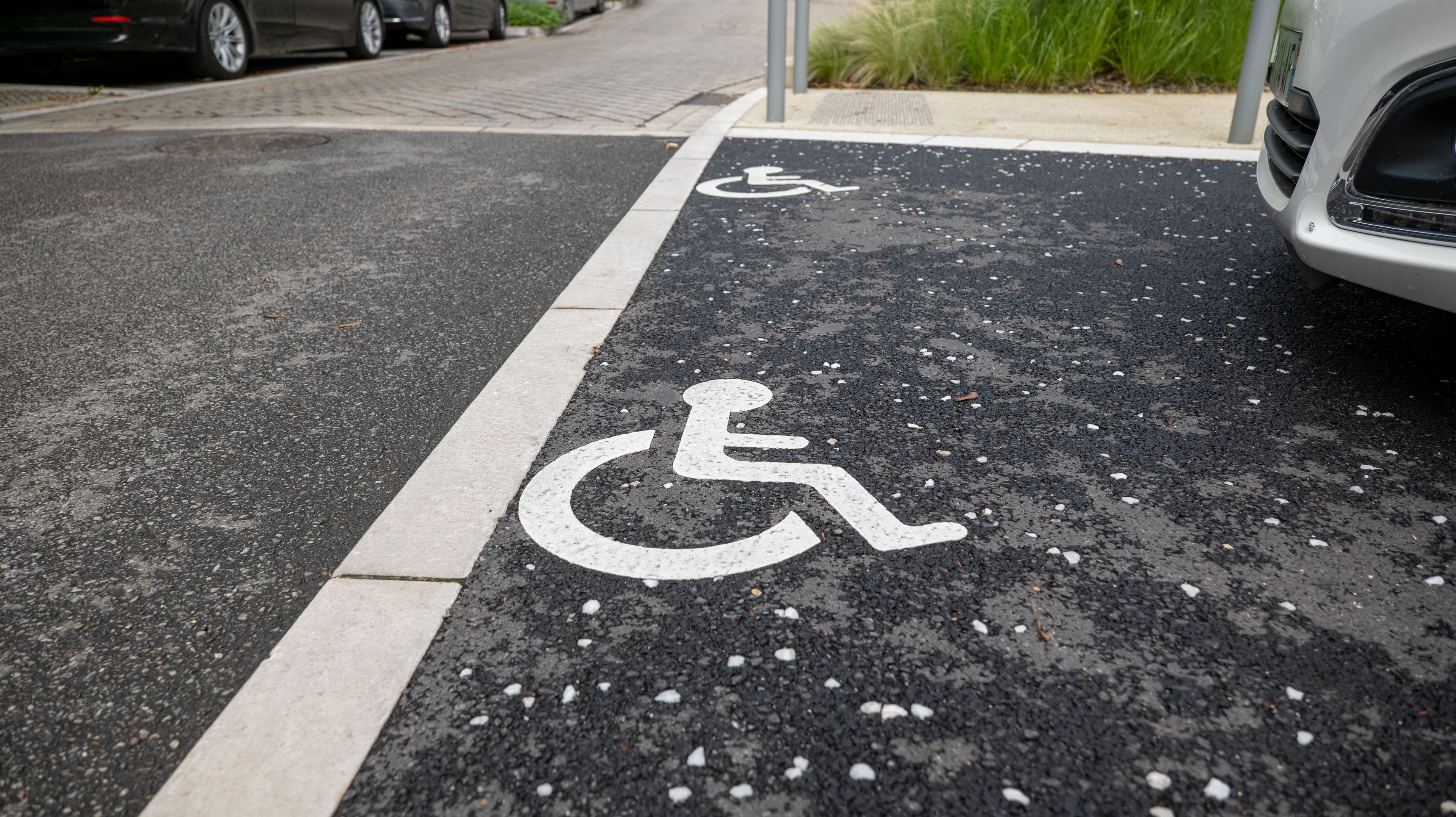 Une place de stationnement réservée aux personnes à mobilité réduite.