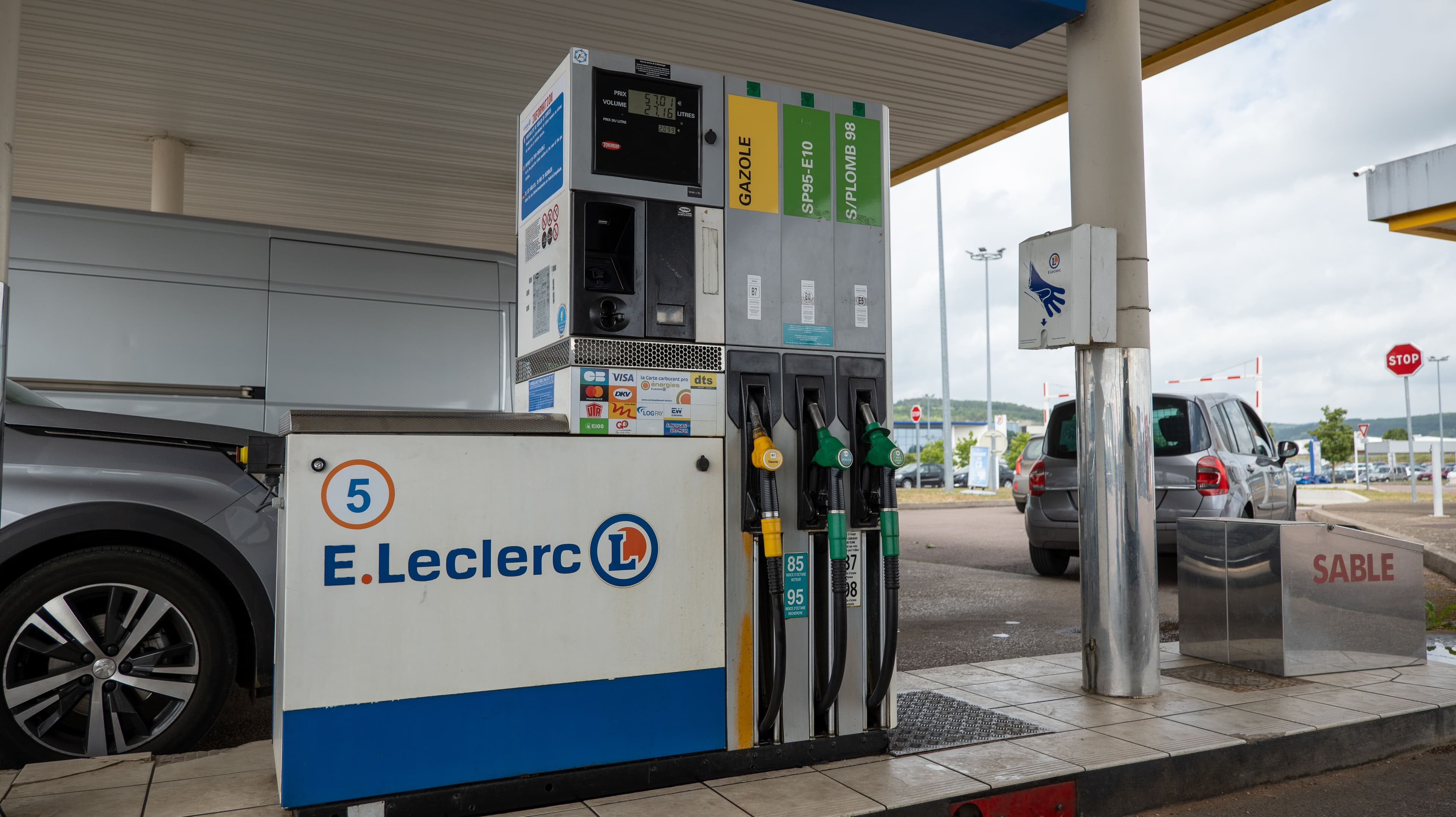 Pompe à essence E.Leclerc avec prix affichés et voitures garées