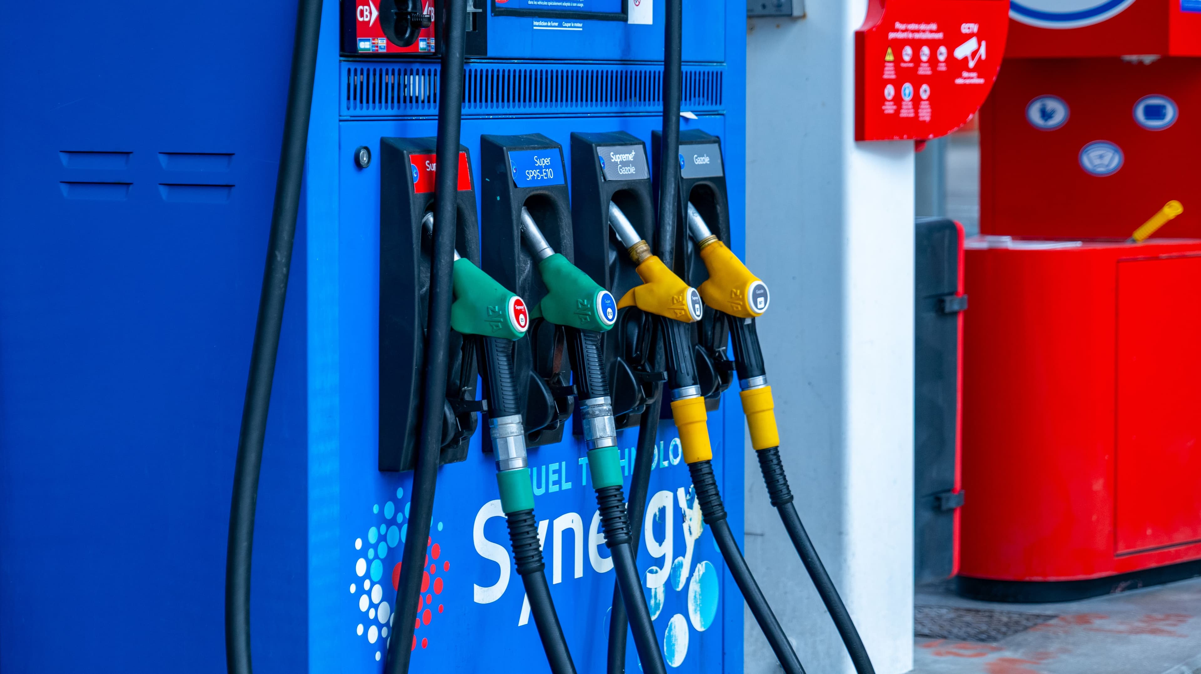 Des pompes à essence SP95, SP98, gasoil, diesel dans une station synergy