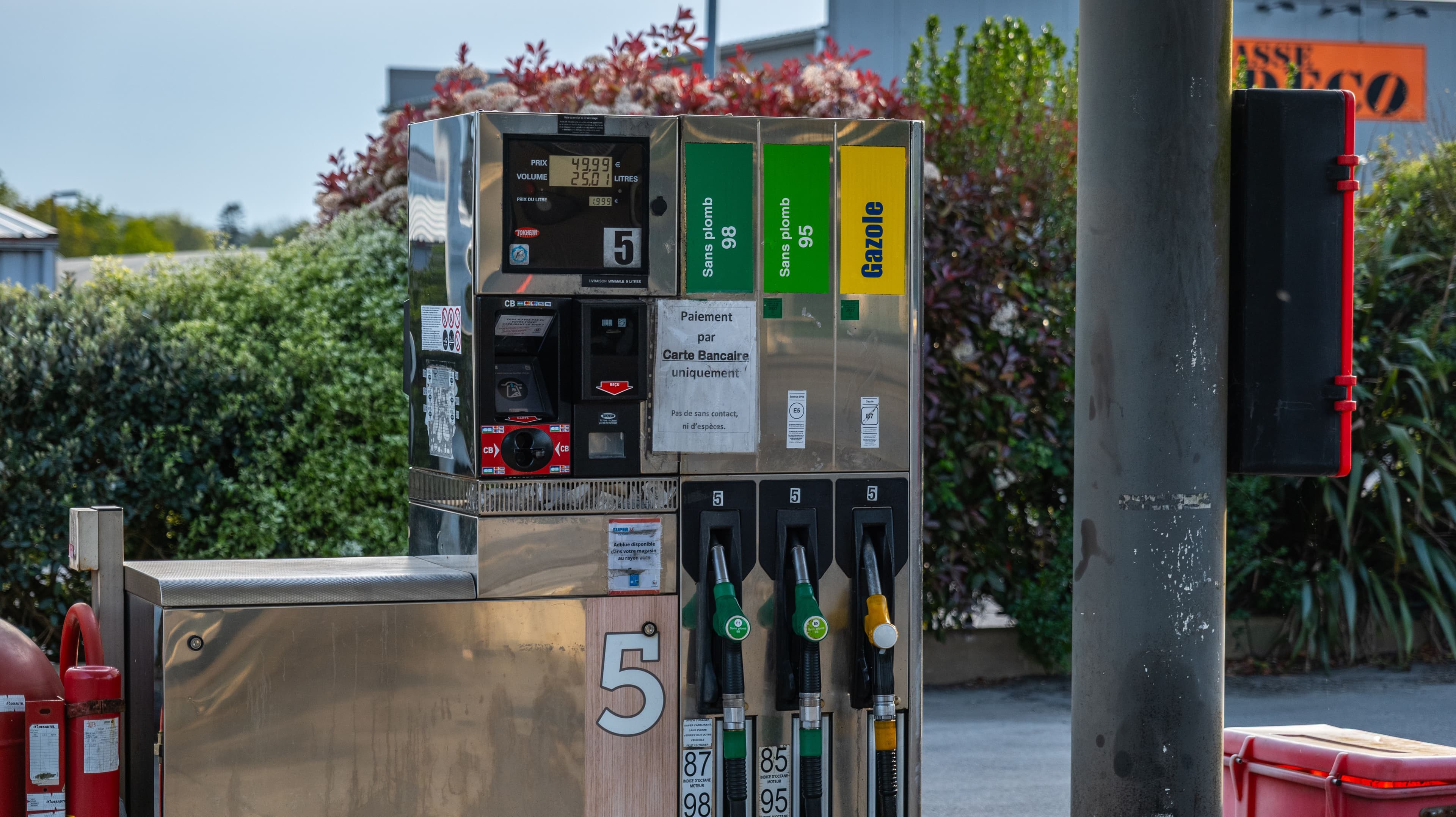 Un totem avec les pompes à carburant dans une station-service.