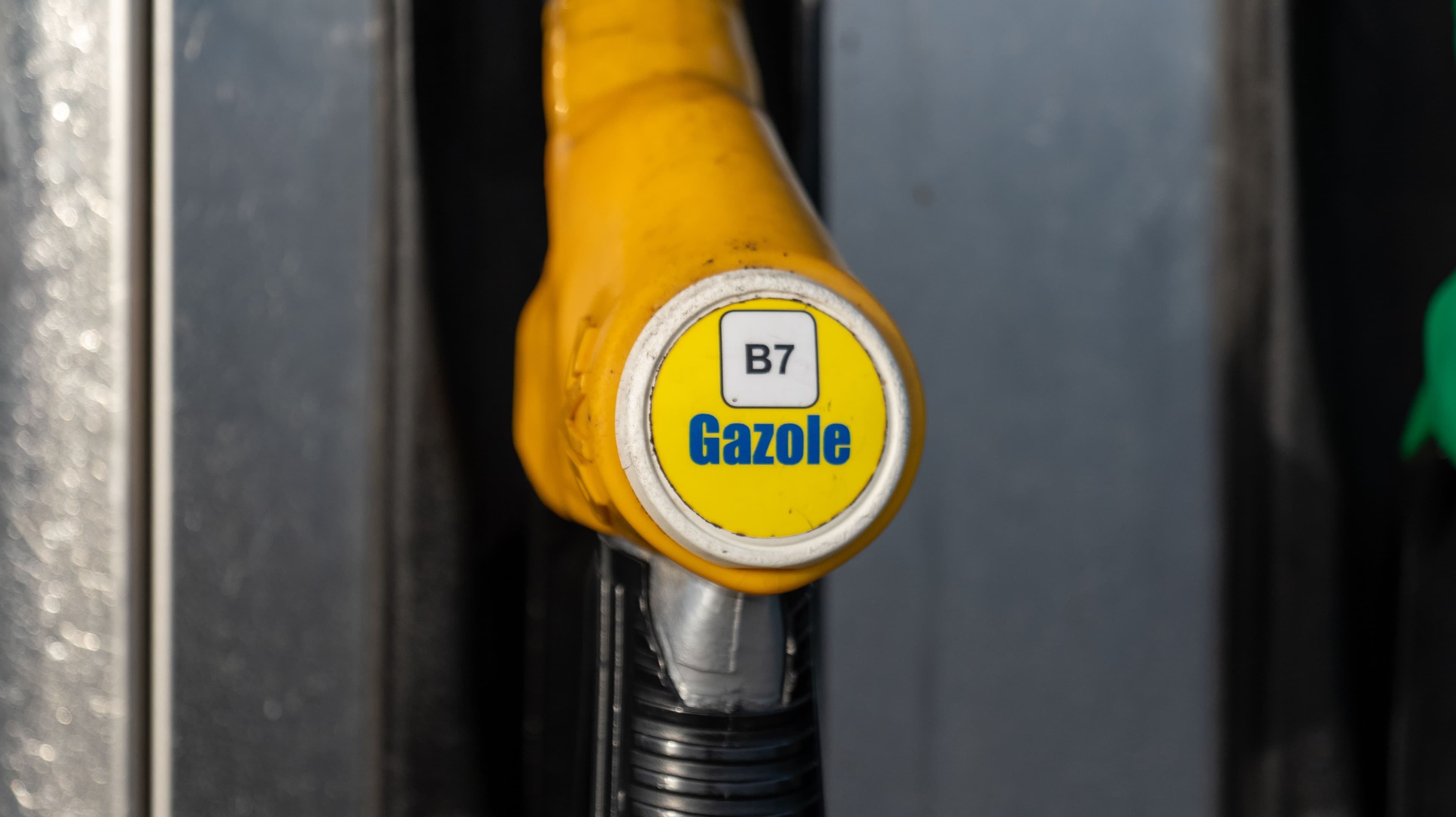 zoom une pompe à gasoil, gazole jaune B7 dans une station essence