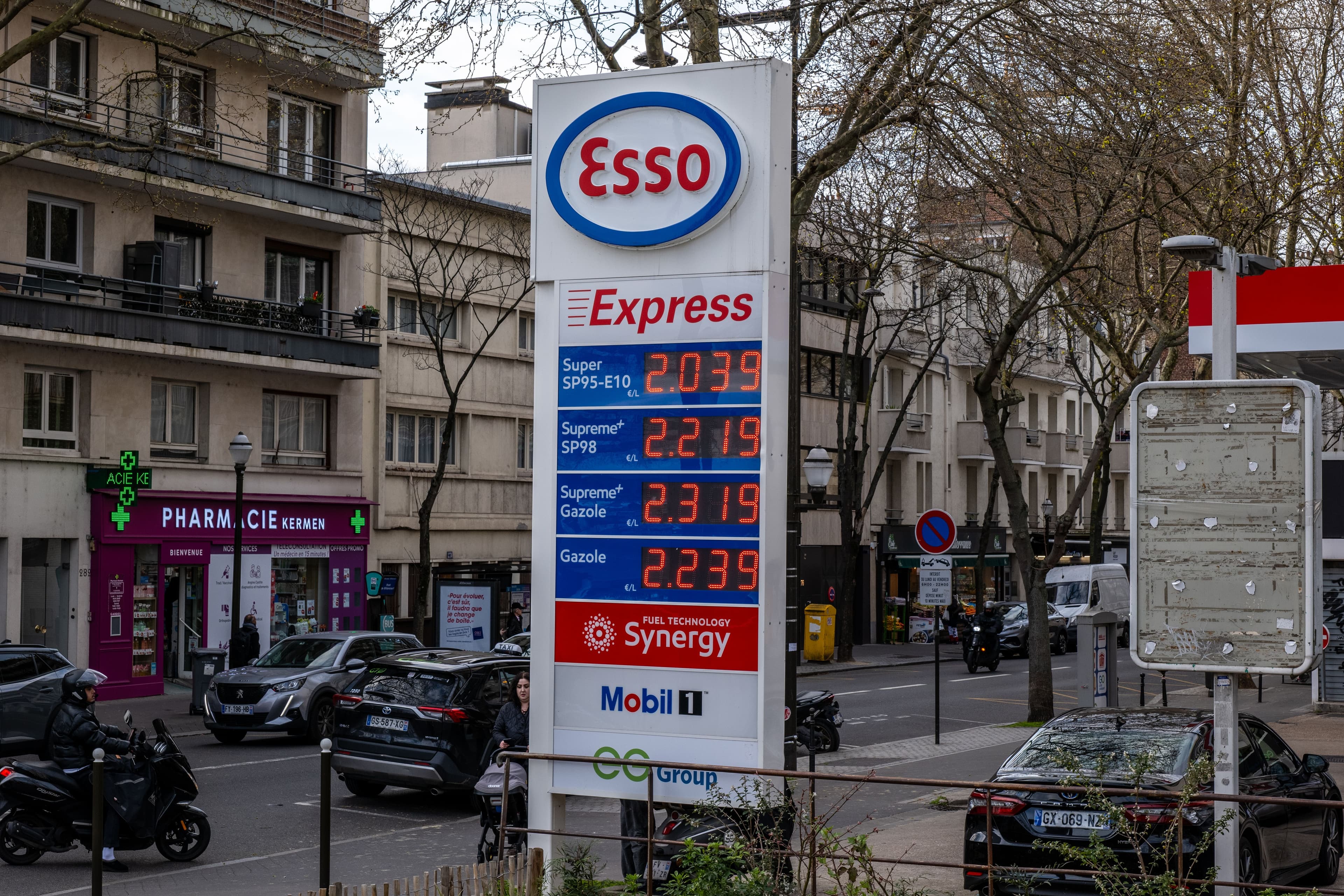 Un totem de station service Esso affichant des prix de carburants élevés