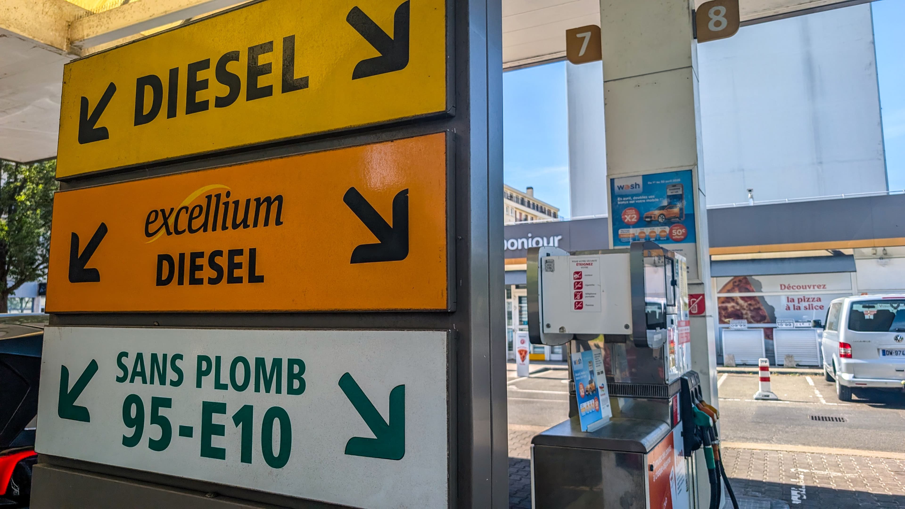 Totems sur les carburants dans une station-service.