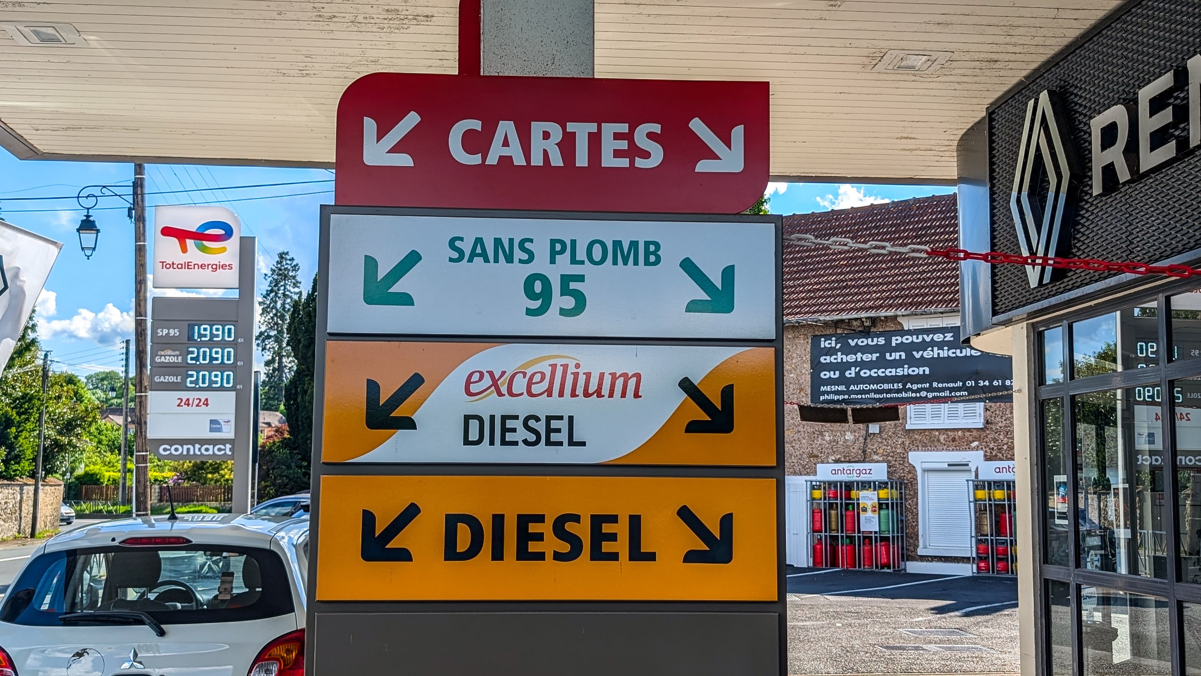 Les totems affichant le nom des différents carburants dans une station-service.