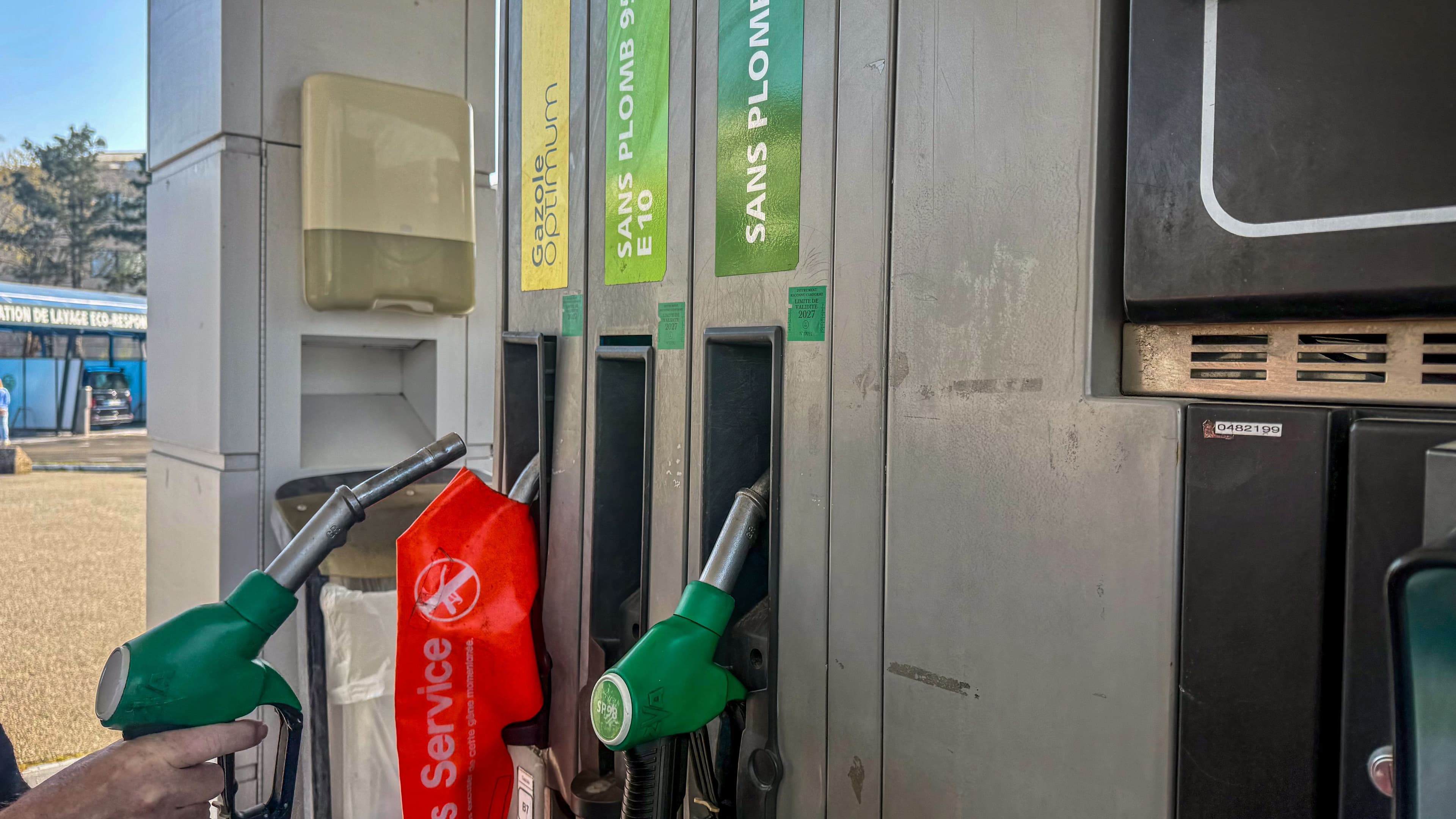 Photo d'une pompe hors service dans une station essence