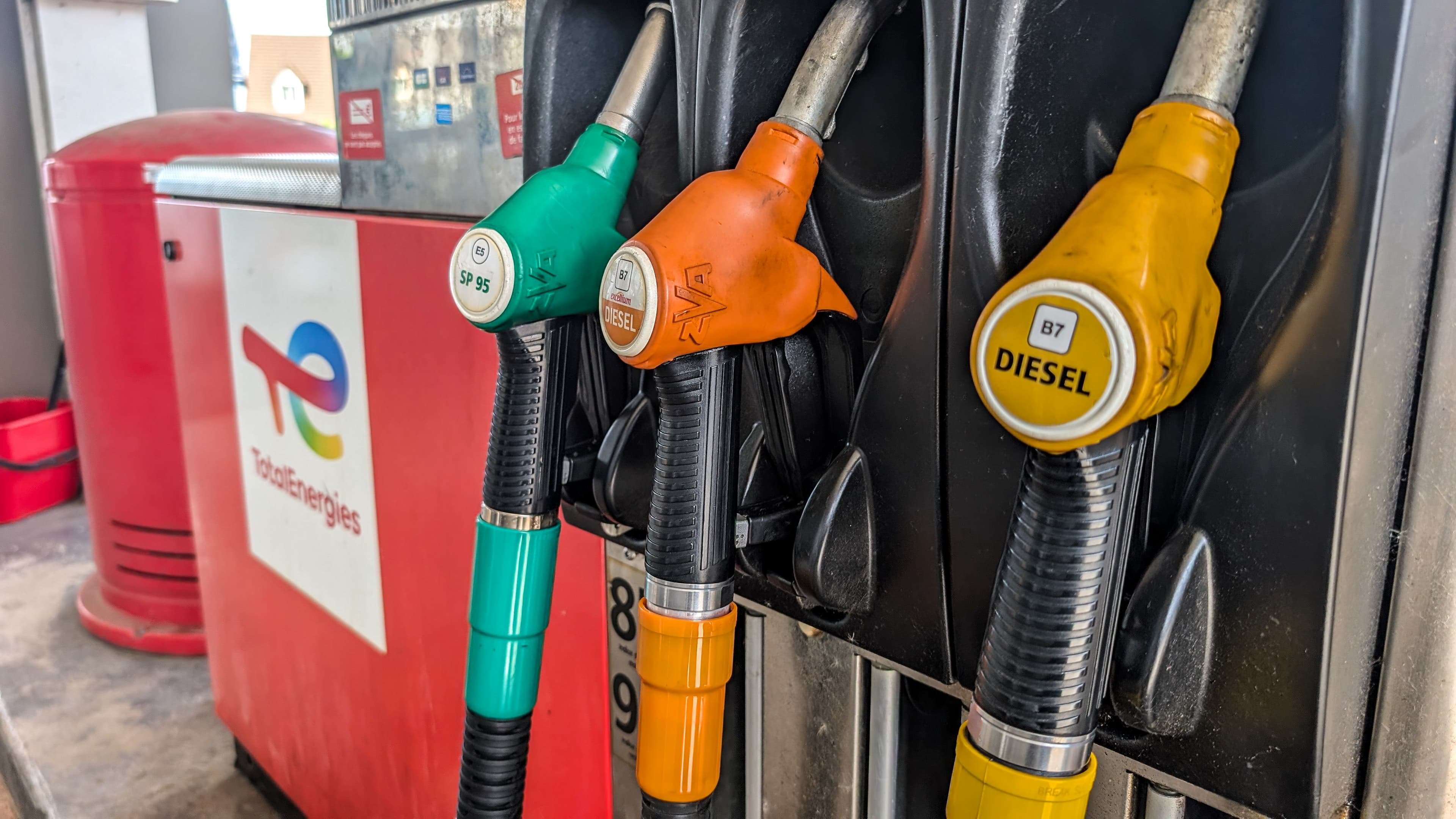 Trois pompes dans une station-service TotalEnergies.
