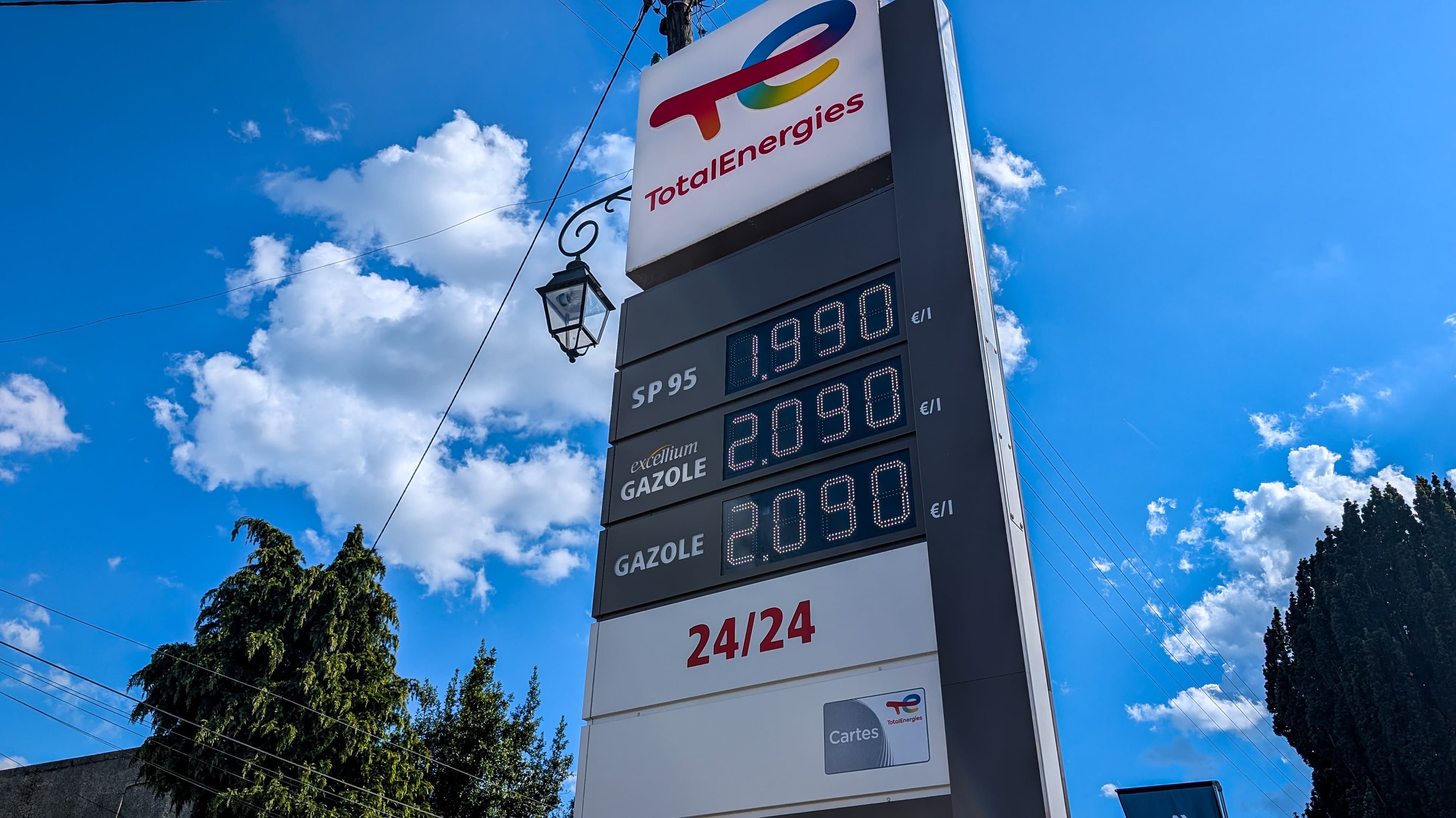 Une station TotalEenergies affiche sur son totem des prix des carburants plafonnés, soit 1,990 €/L pour le SP95 et 2,090 €/L pour le gasoil