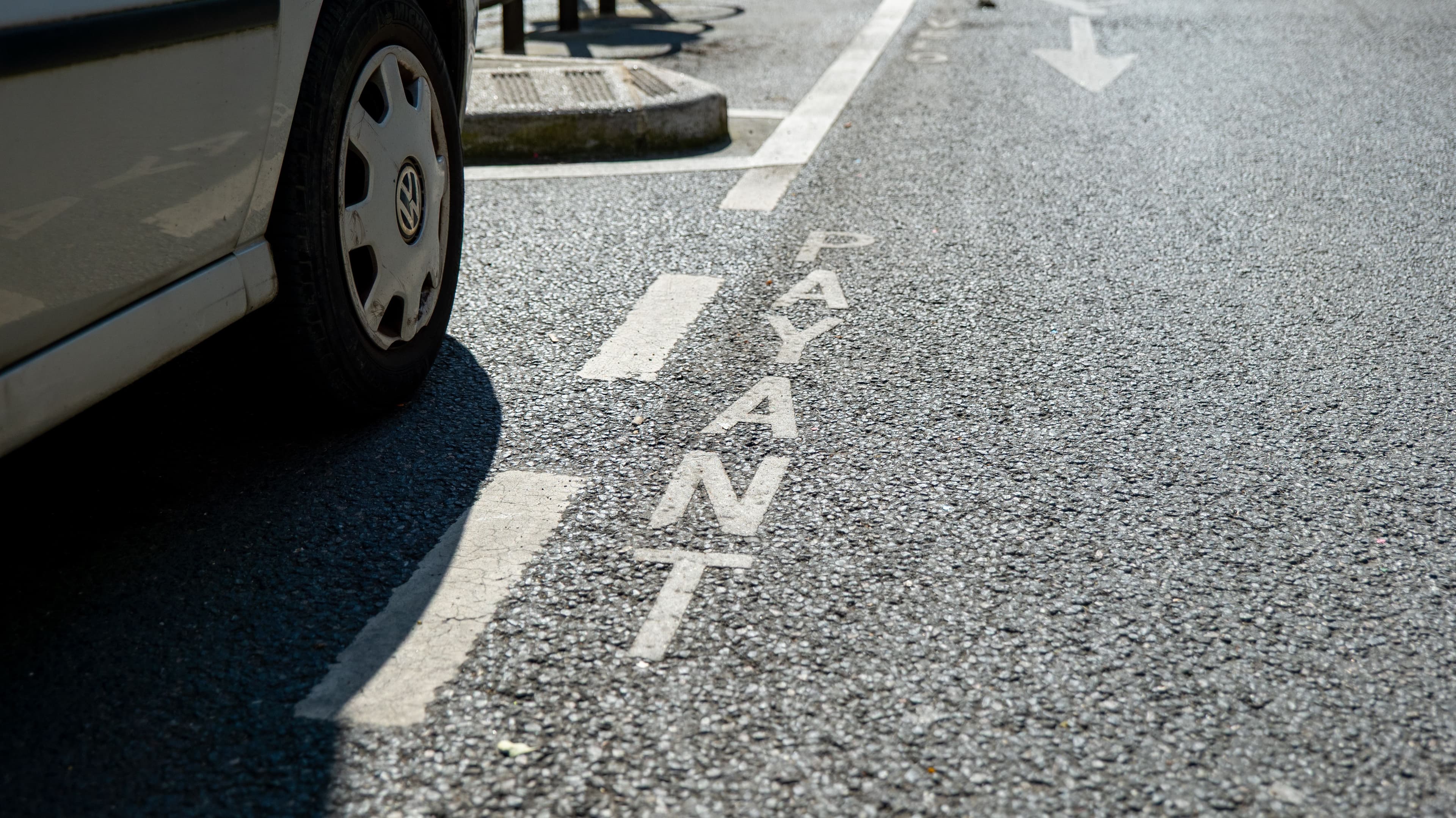Une voiture sur une place de stationnement