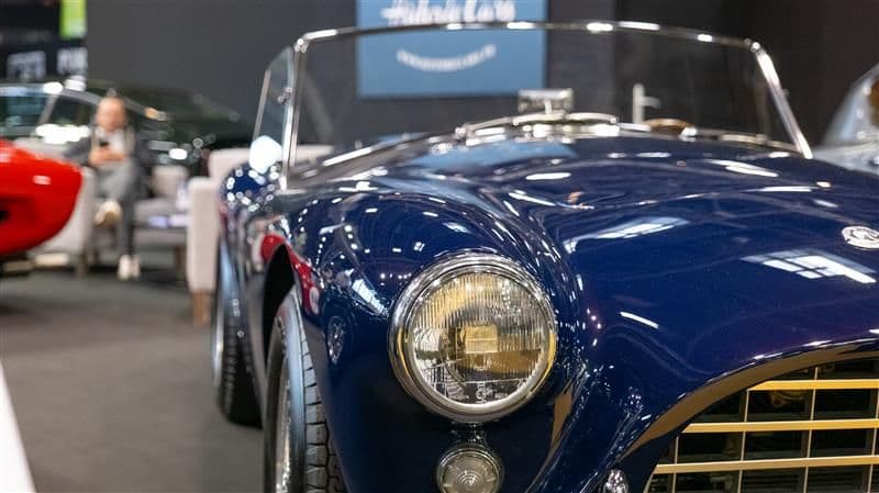 Rétromobile 2025 : le salon parisien met en valeur les voitures anciennes