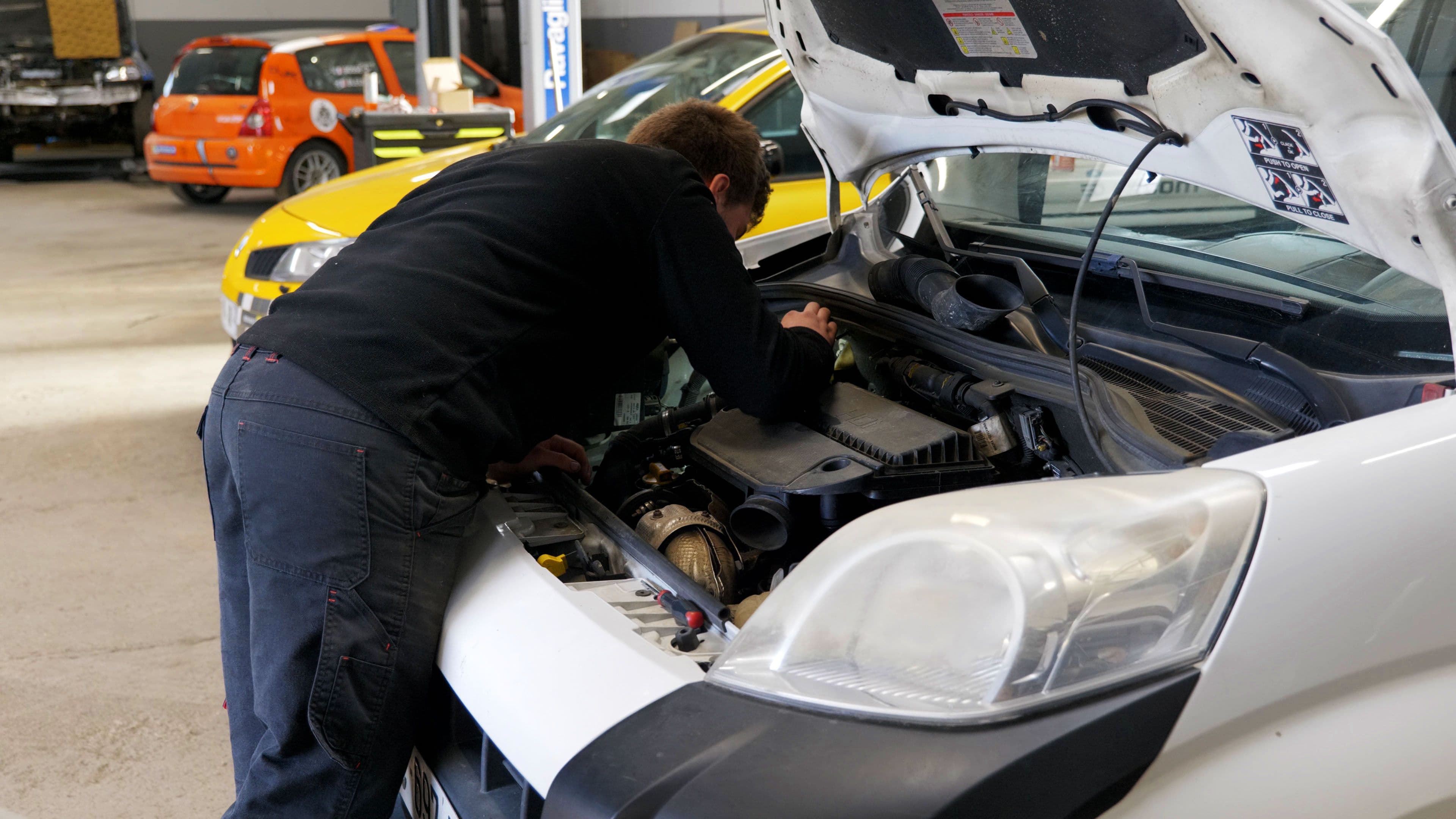 Un apprenti au garage Thierache Auto à Rozoy-sur-Serre.