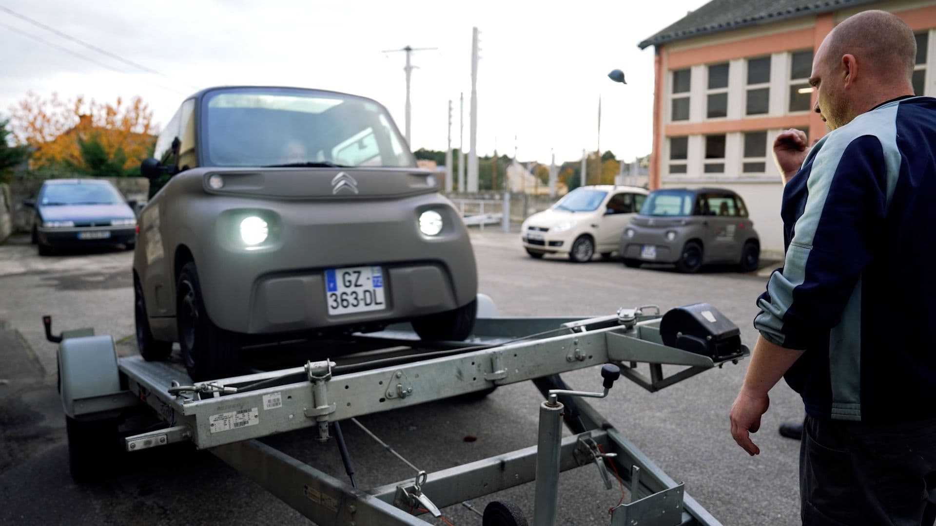 Une Citröen ami en train d'être remorquée par l'association Carbur'Péra