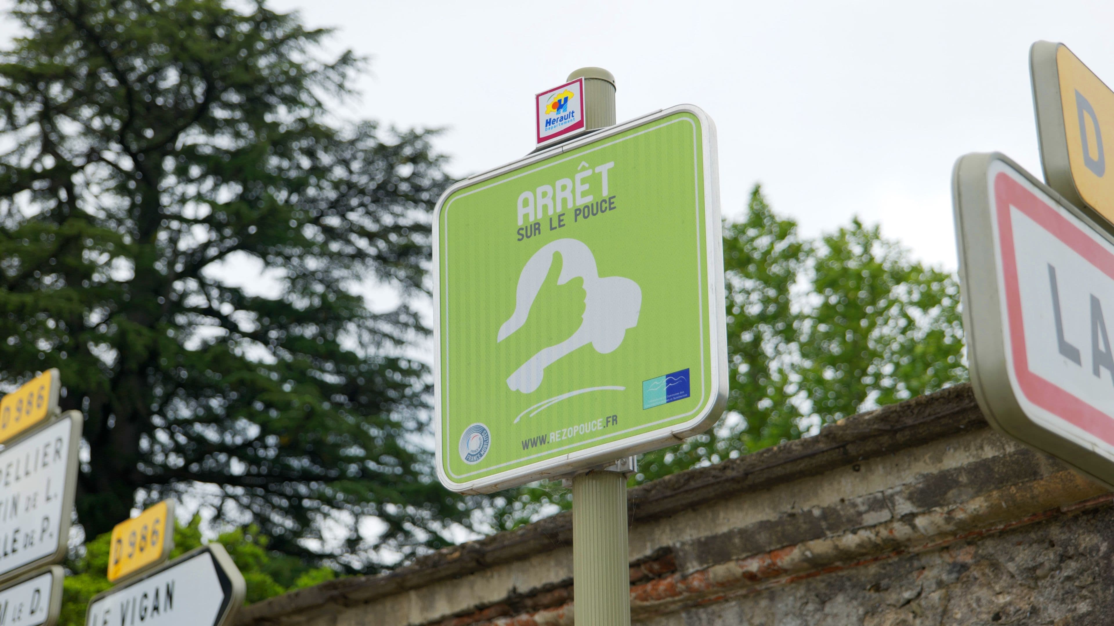 un panneau matérialise un arrêt d'autostop "sur le pouce", du service Rezo Pouce