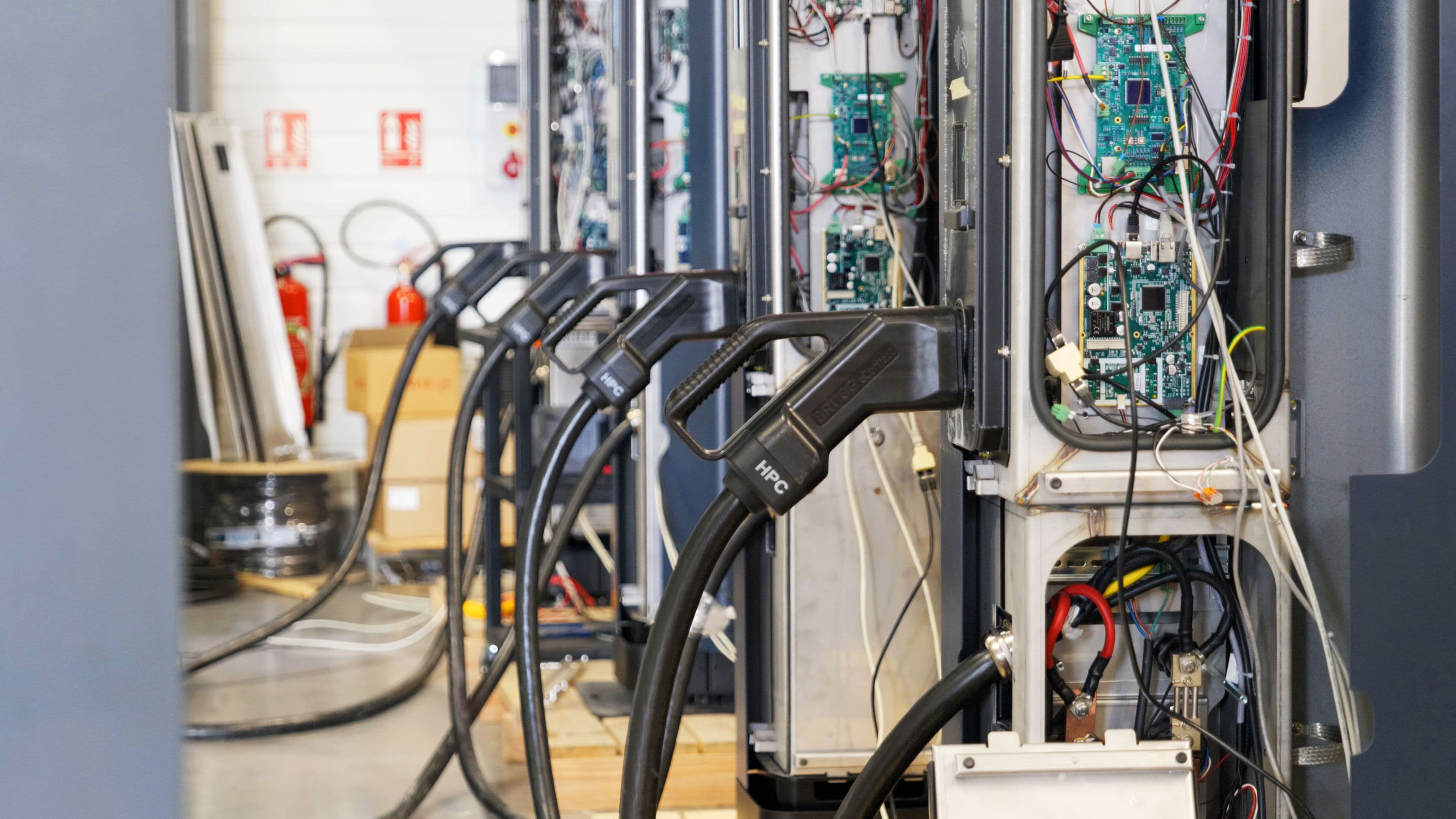 Des bornes de recharge e ncours de fabrication sur une ligne d'usine à Saint-Bonnet-le-Château