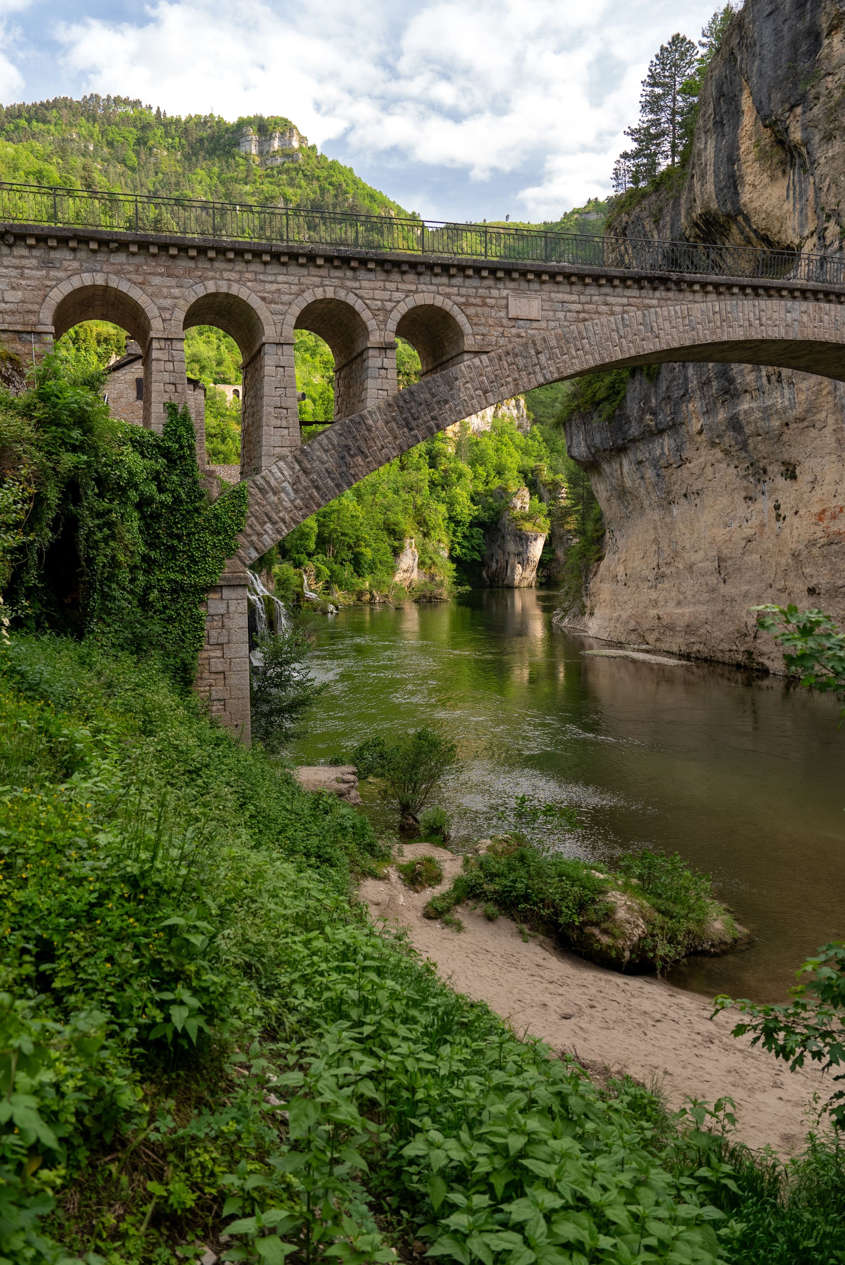 Le pittoresque village de Saint-Chély-du-Tarn. ©Roole