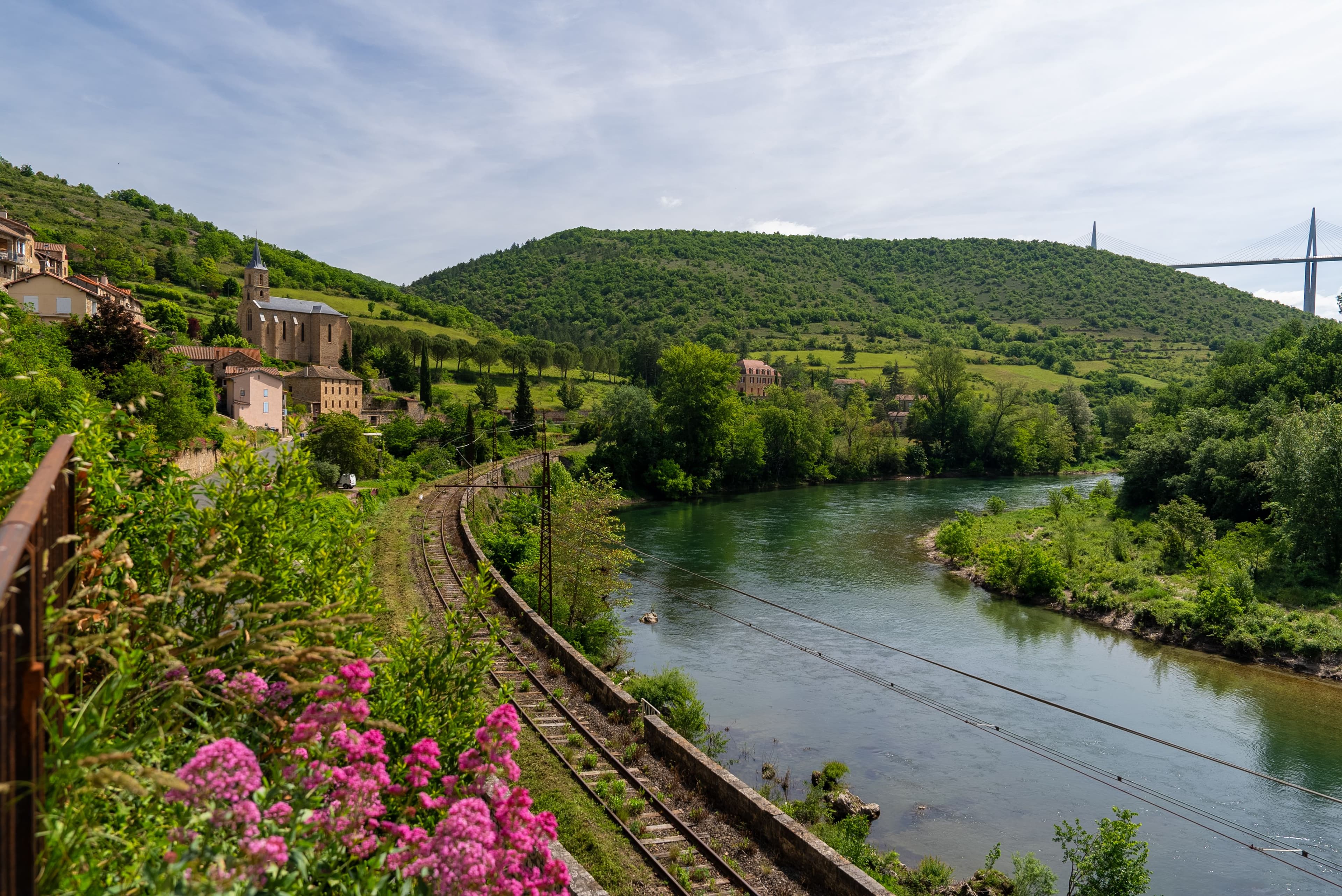 Le village de Peyre, avec vue sur le Viaduc de Millau. ©Roole