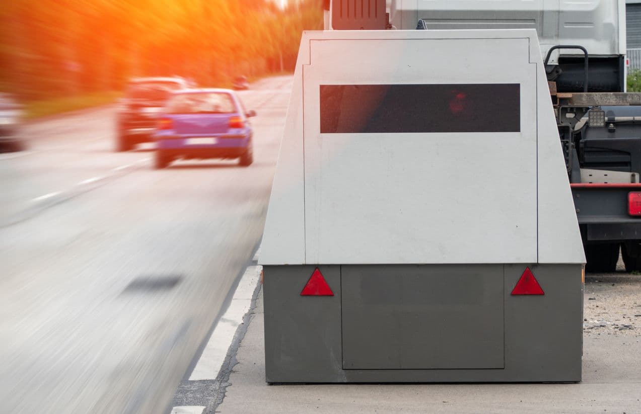 Un radar de chantier installé sur la route.
