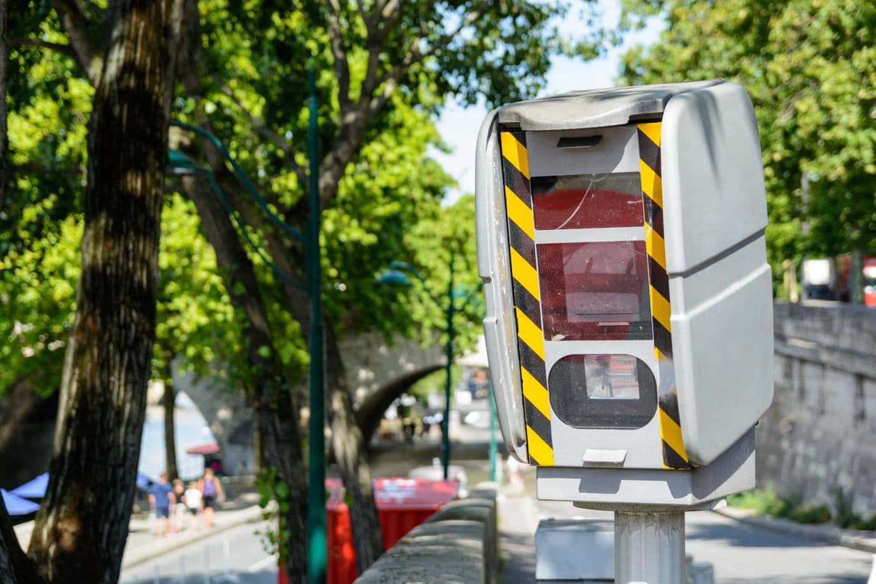 Un radar fixe installé dans une rue en France.