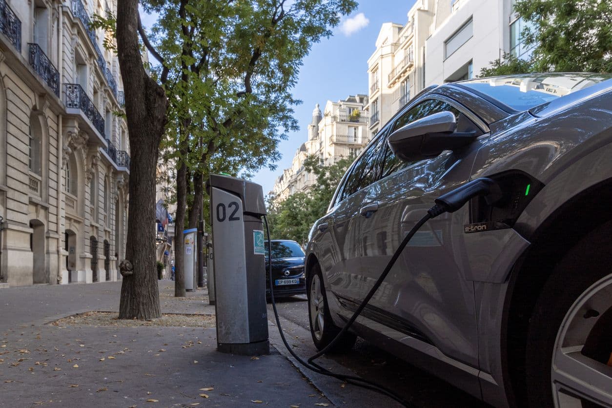 Voiture en charge en ville