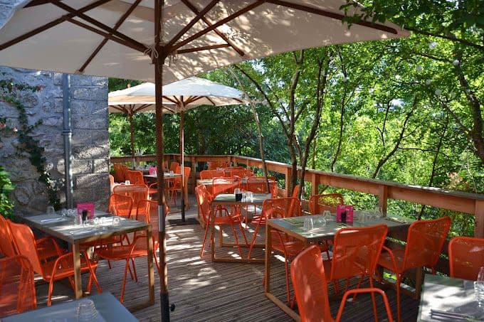 Déjeuner sur la terrasse cachée du restaurant et verdoyante © Les Sains Bonheurs