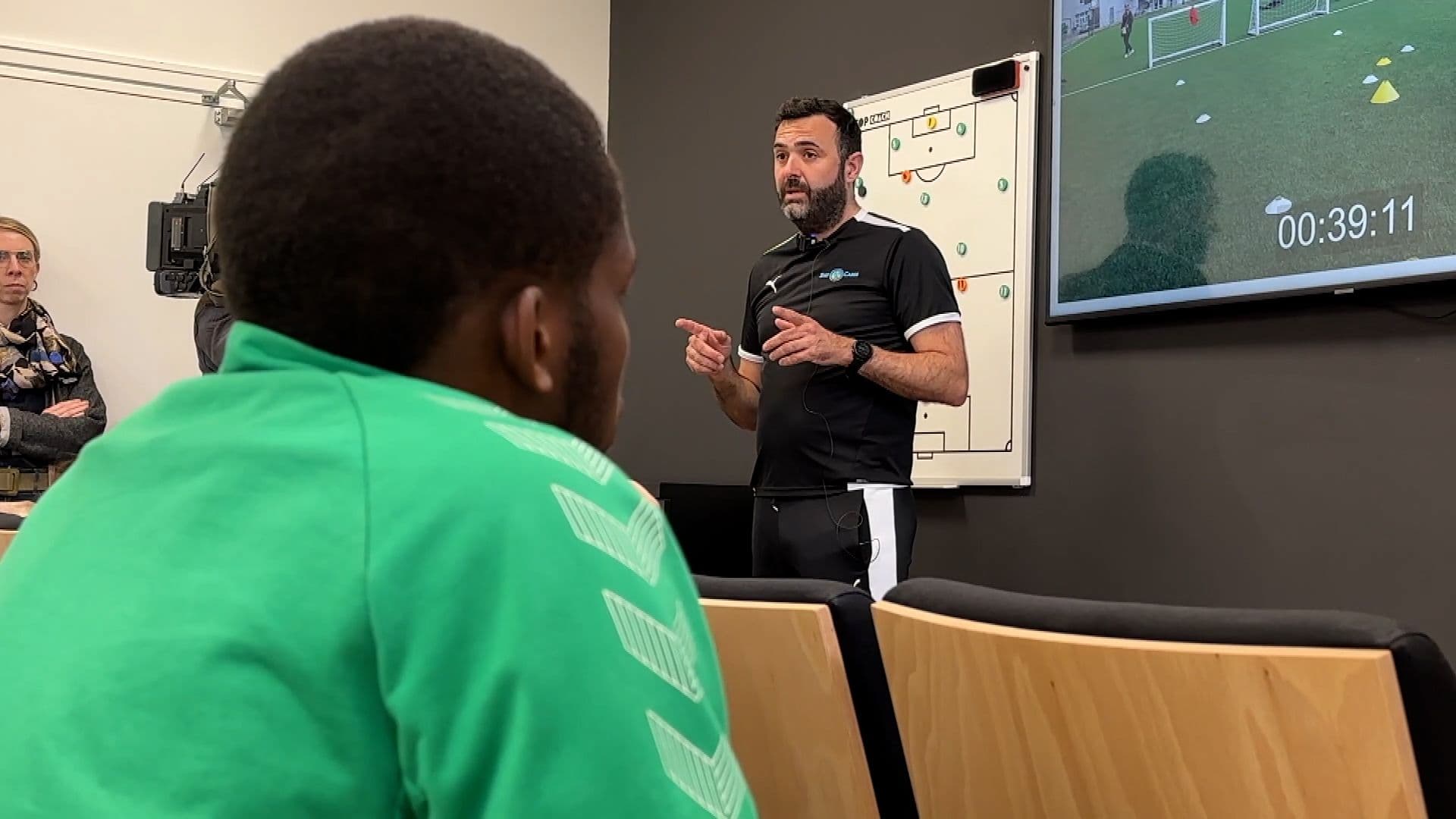 Romain Poirot en pleine action de sensibilisation contre le téléphone au volant dans un club de football, avec son association Stef Cares 