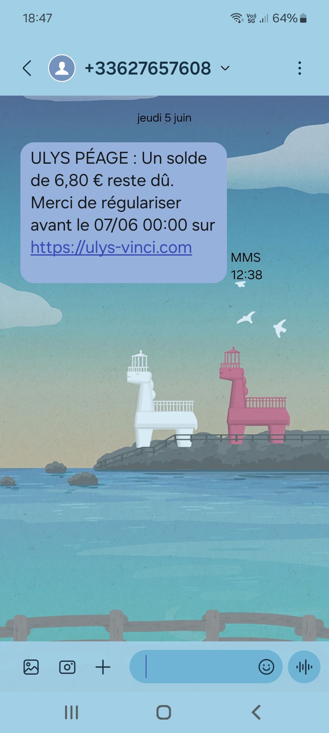 Exemple de SMS frauduleux prétendant que vous devez payer votre péage via un lien. Ne tombez pas dans le panneau ! ©Roole