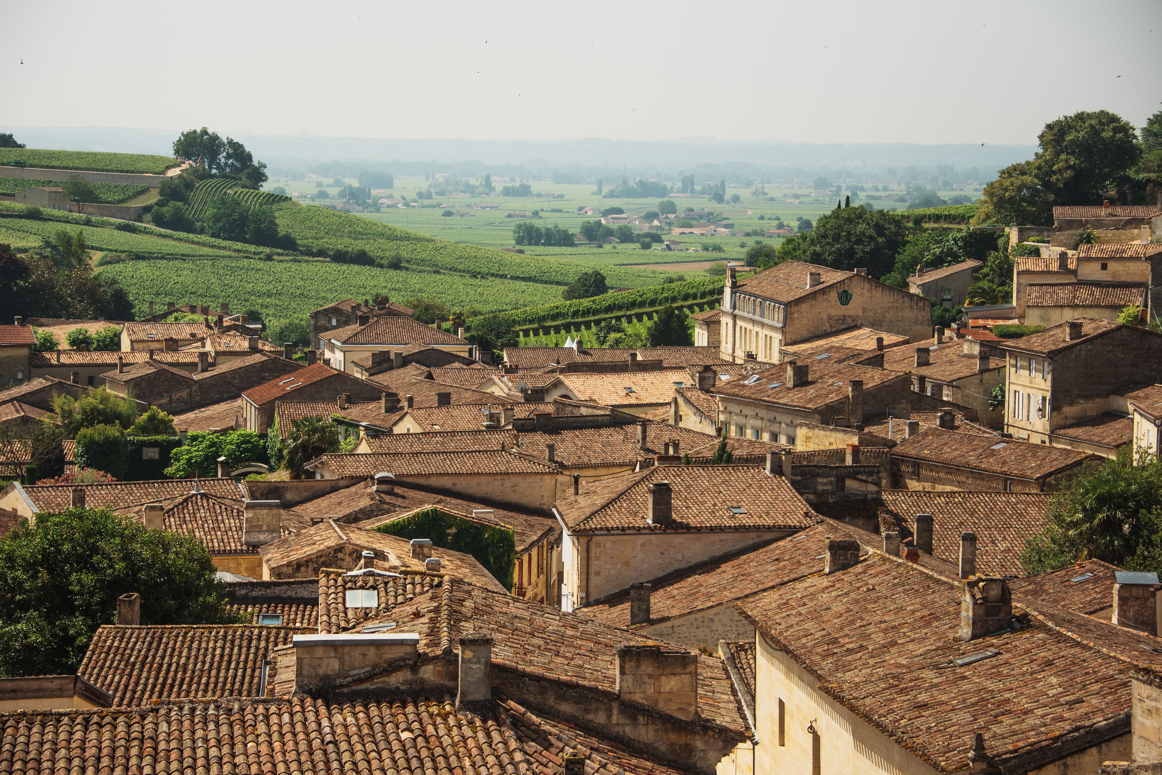 paysage de campagne avec au premier plan un village