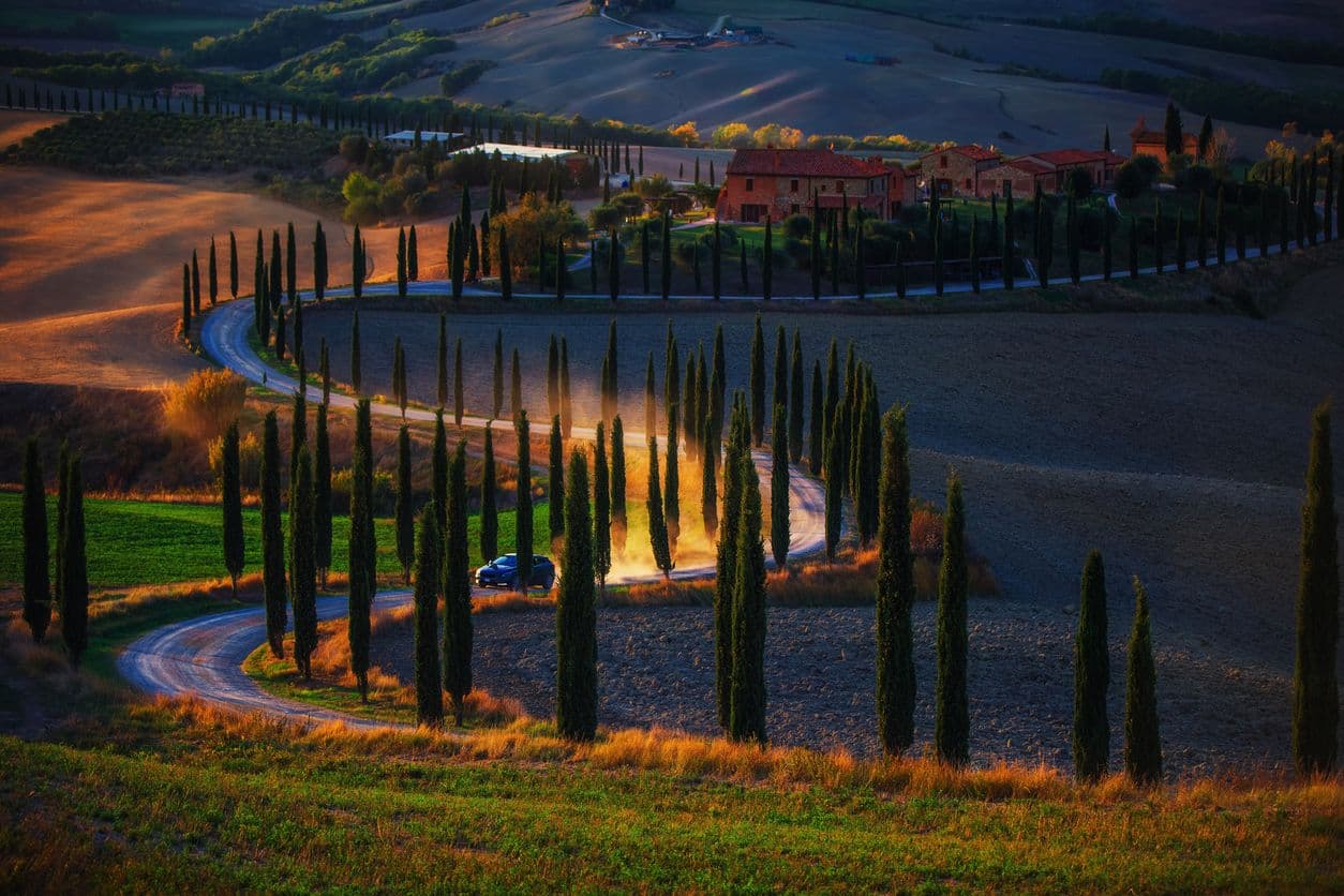 Une voiture sur une petite route de Toscane en Italie