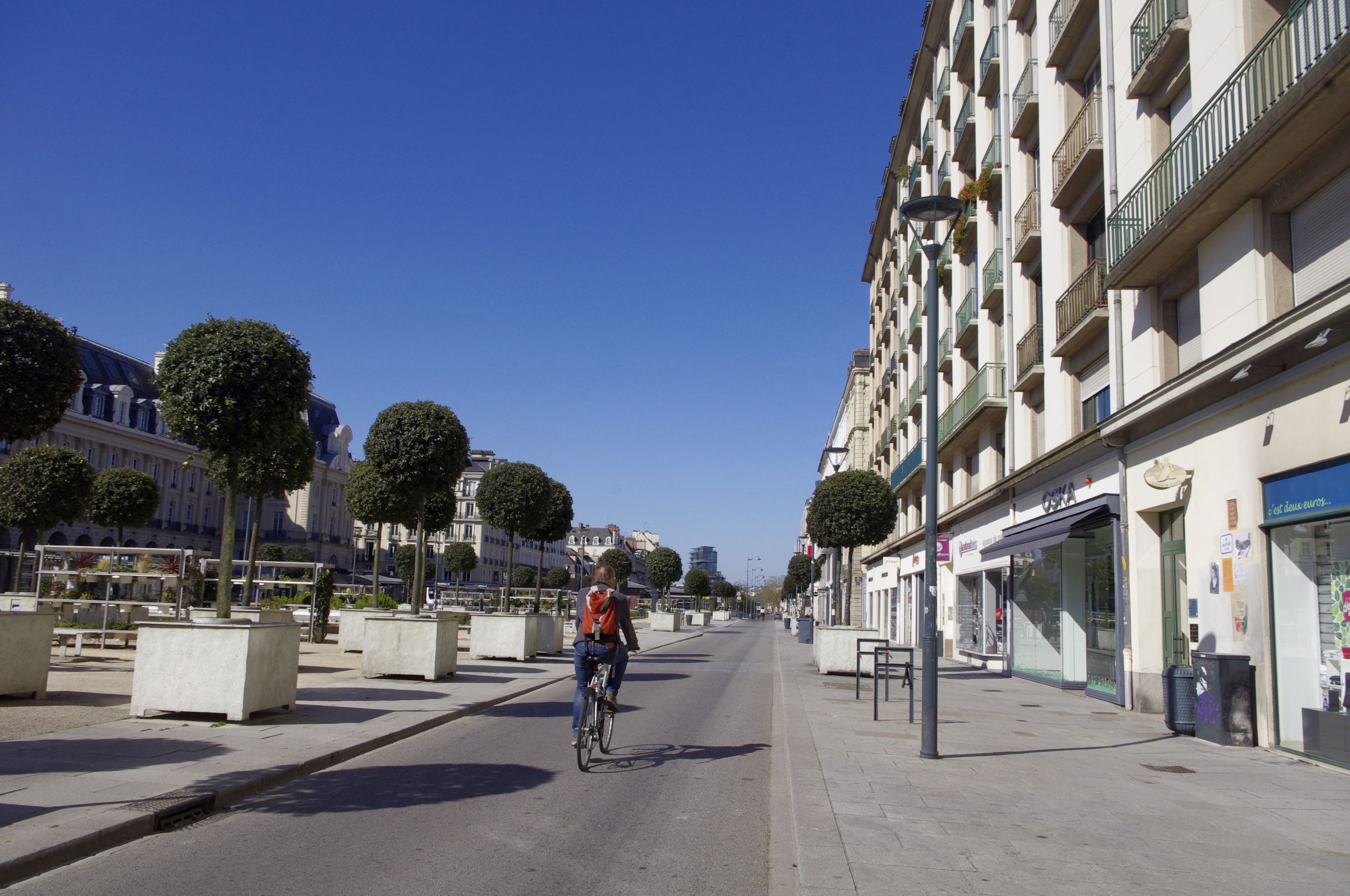 Un cycliste dans une rue de Rennes.