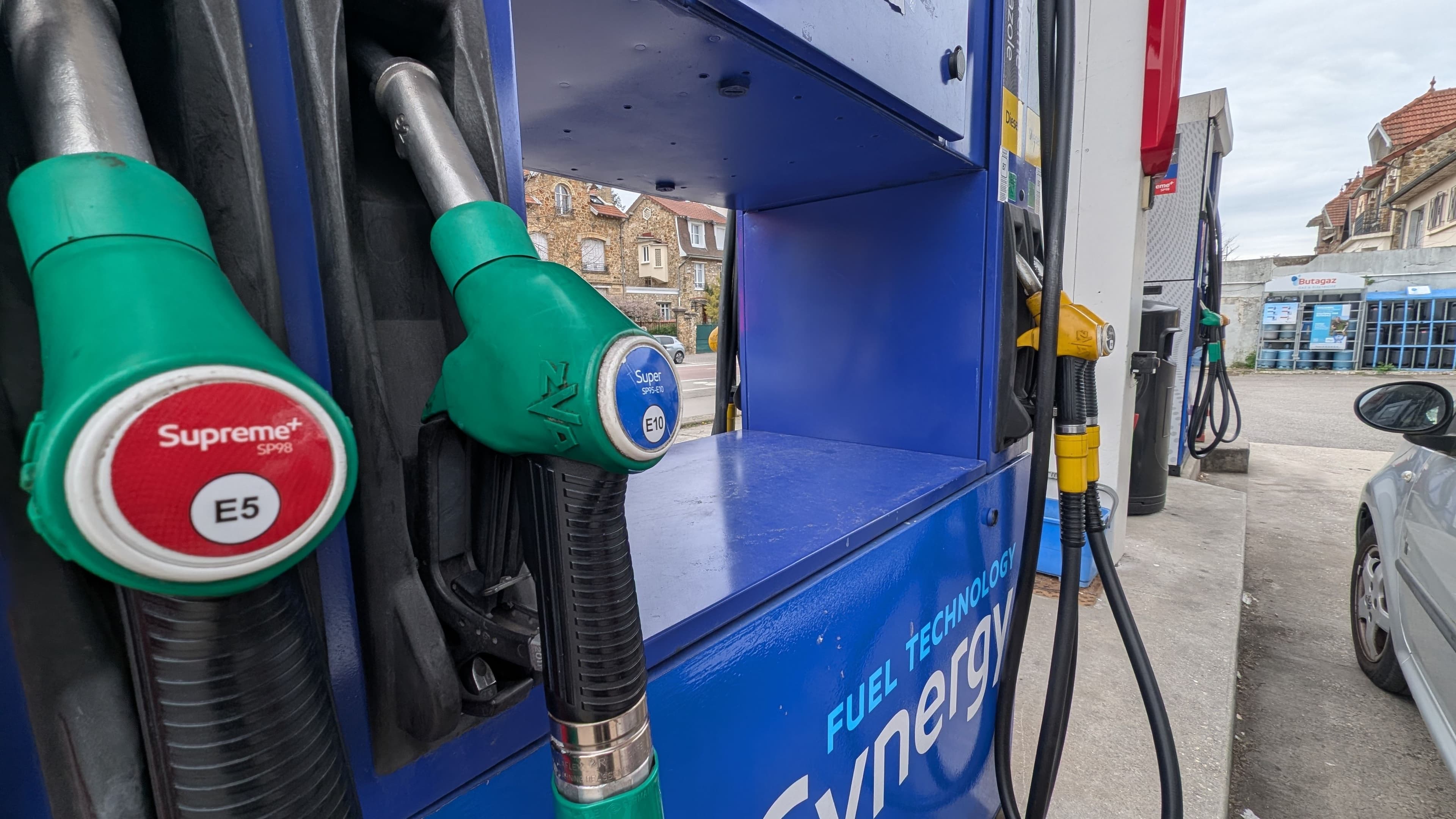 Une pompe de SP98 (E5) et SP95 (E10) dans une station essence
