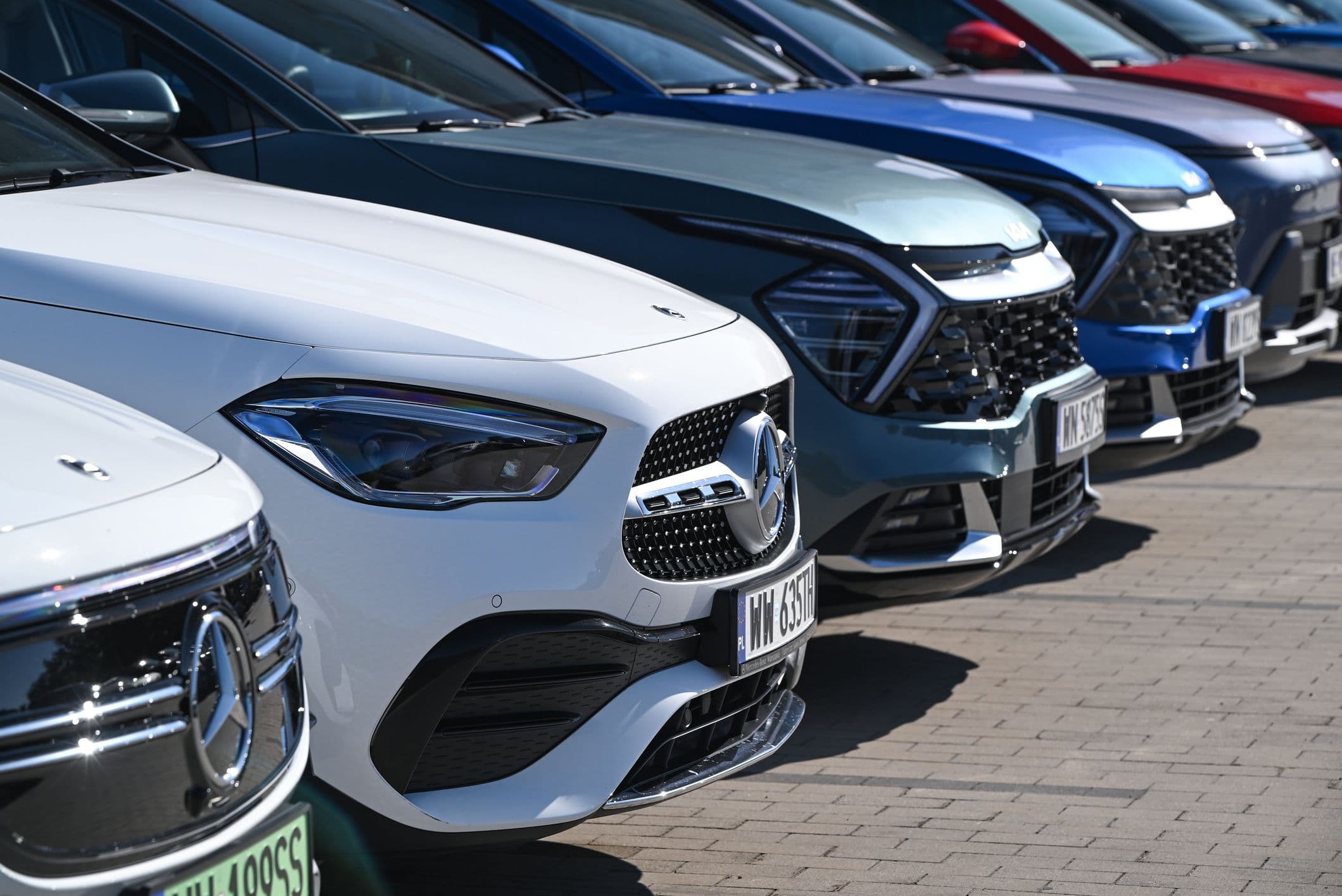 plusieurs modèles de SUV sont alignés sur un parking