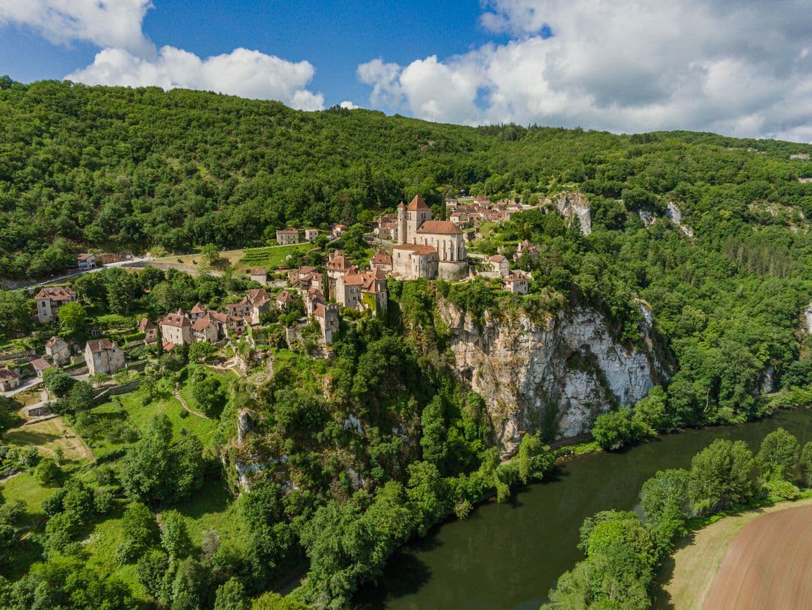 Vue sur le village de Saint-Cirq-Lapopie dans les Causses du Quercy, Lot