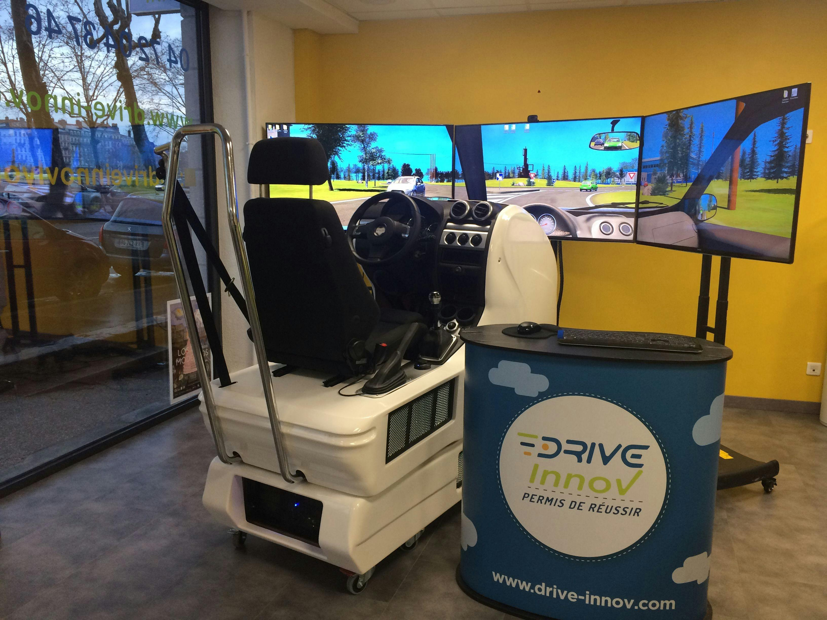 On s'est mis au volant d'un simulateur de conduite automobile, dans une  auto-école de Nevers - Nevers (58000)