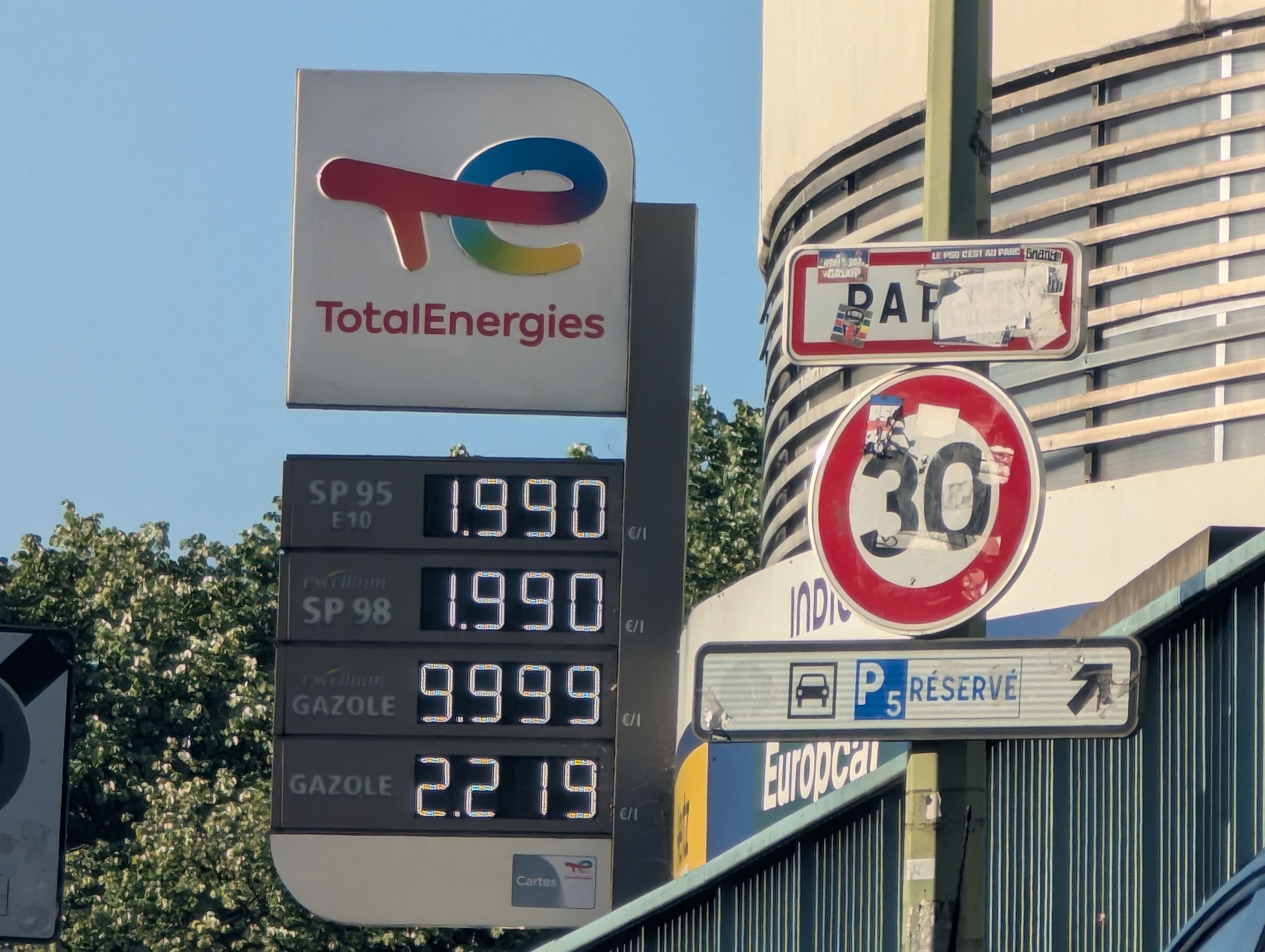 Le totem prix d'une station TotalEnergies le 22 avril 2026 à une entrée du périphérique parisien