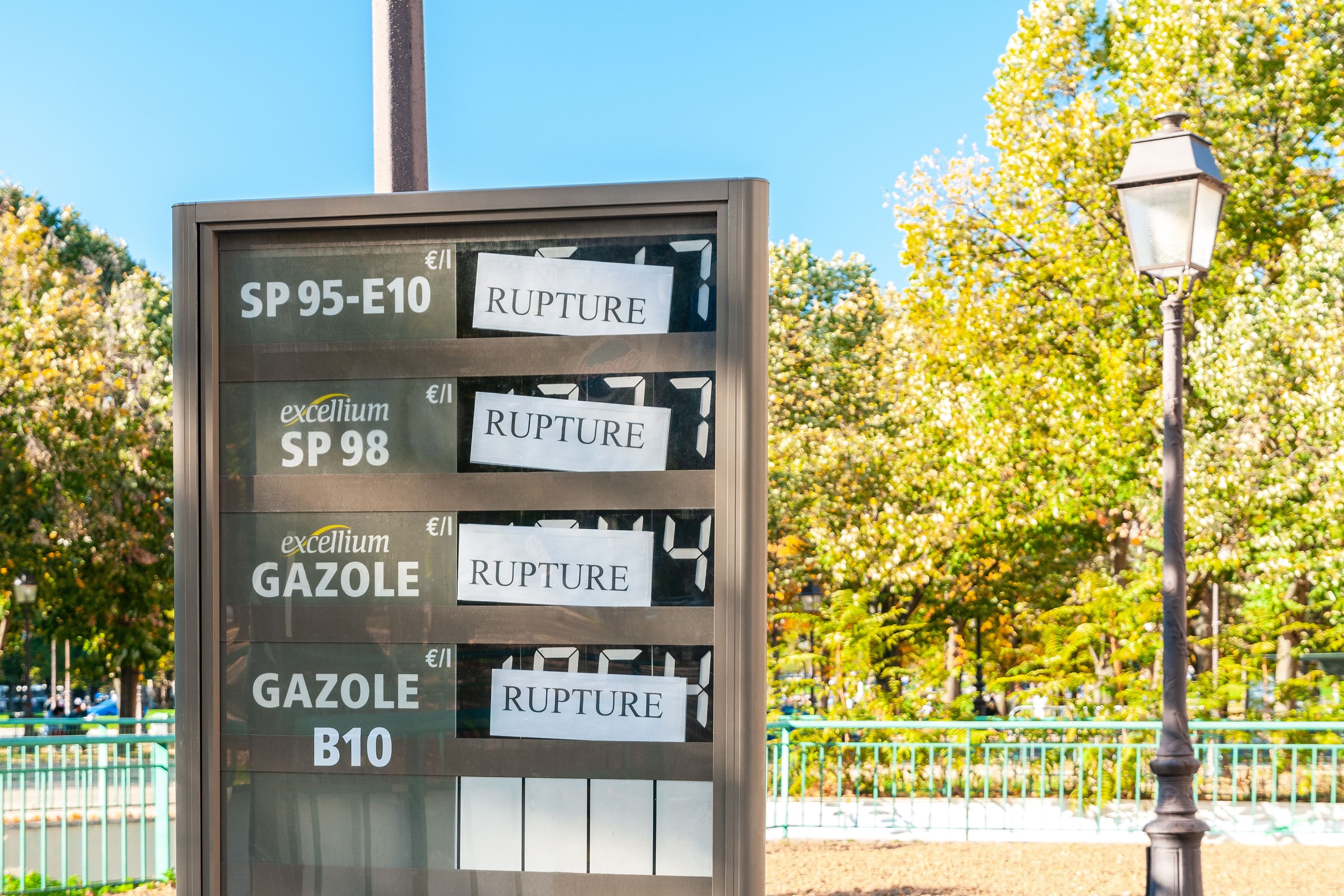 Panneau indiquant une rupture de carburants.